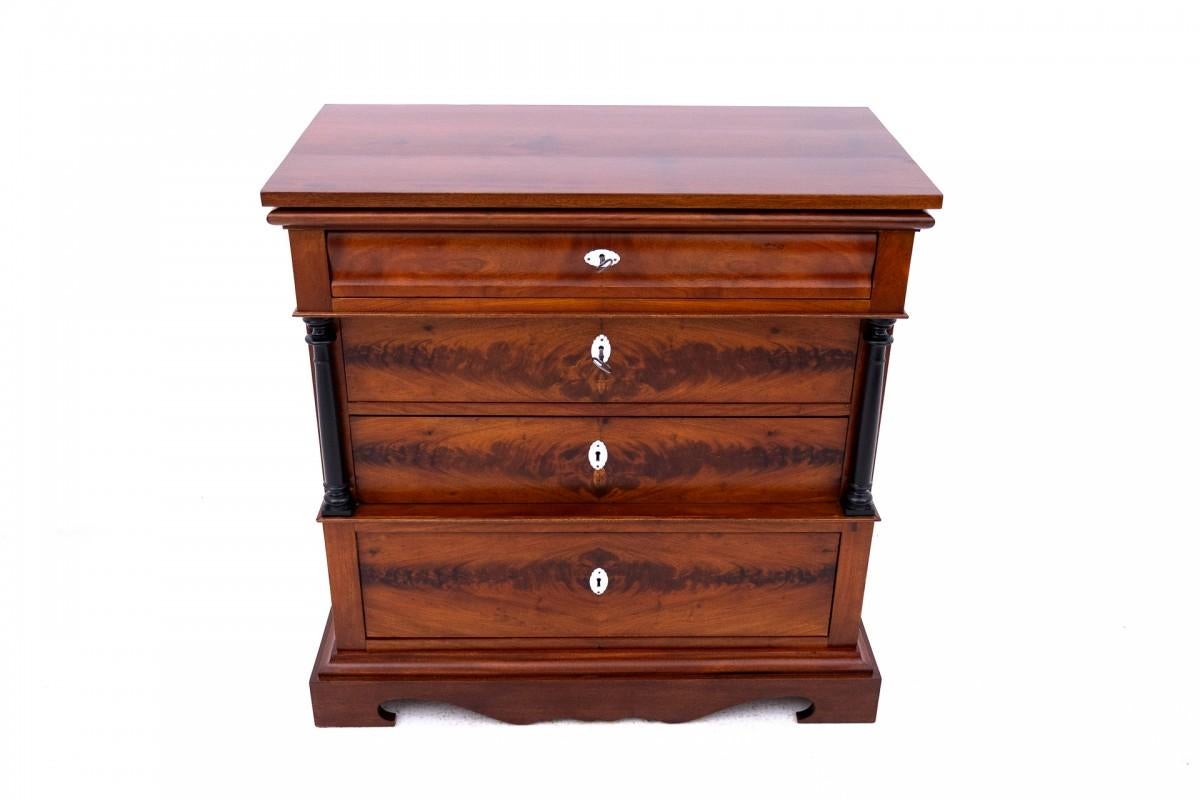 Commode ancienne

Bois : acajou

Origine : Scandinavie, 2e moitié du 19e siècle

Commode après rénovation professionnelle dans notre atelier, état sans réserves.

Tiroirs verrouillés par une clé (deux clés incluses)

hauteur : 91cm largeur 92cm
