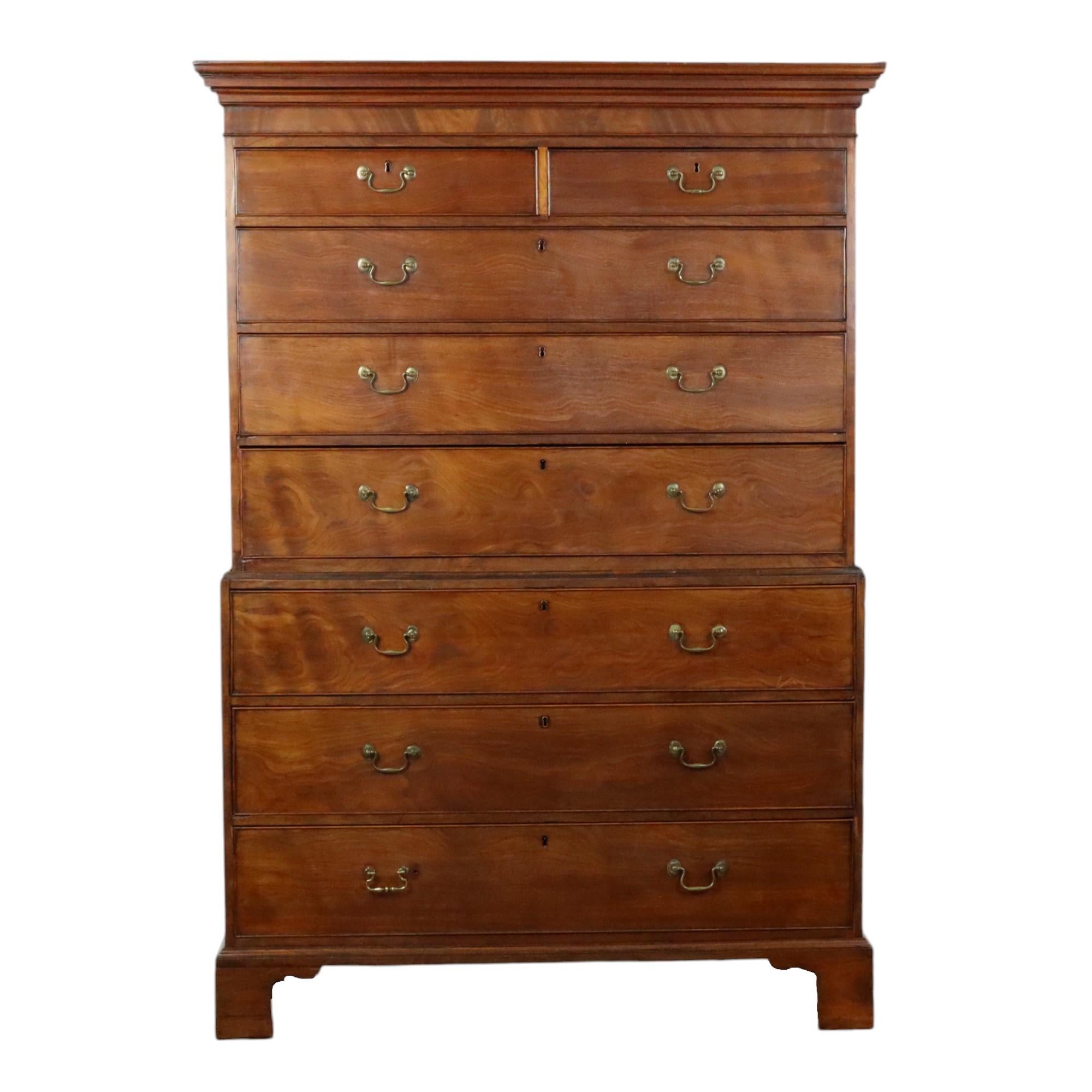 Ancienne commode anglaise, tallboy, également connue sous le nom de chest on chest car elle est composée de 2 parties empilées l'une sur l'autre, en chêne massif et placage d'acajou, commode George III du début du 19ème siècle, Royaume-Uni.

Cette