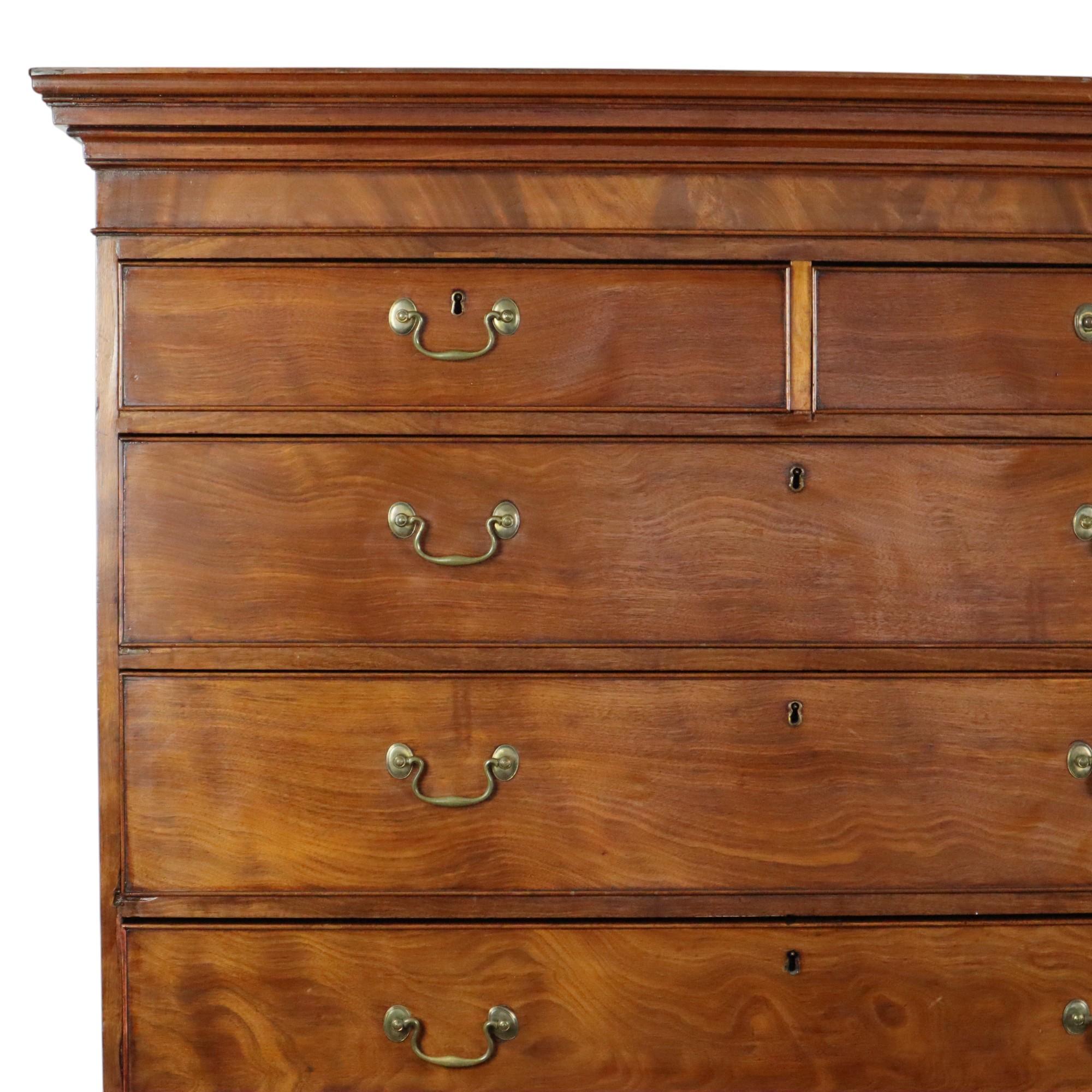 Georgien Ancienne commode haute commode sur coffre George III 19ème siècle en vente