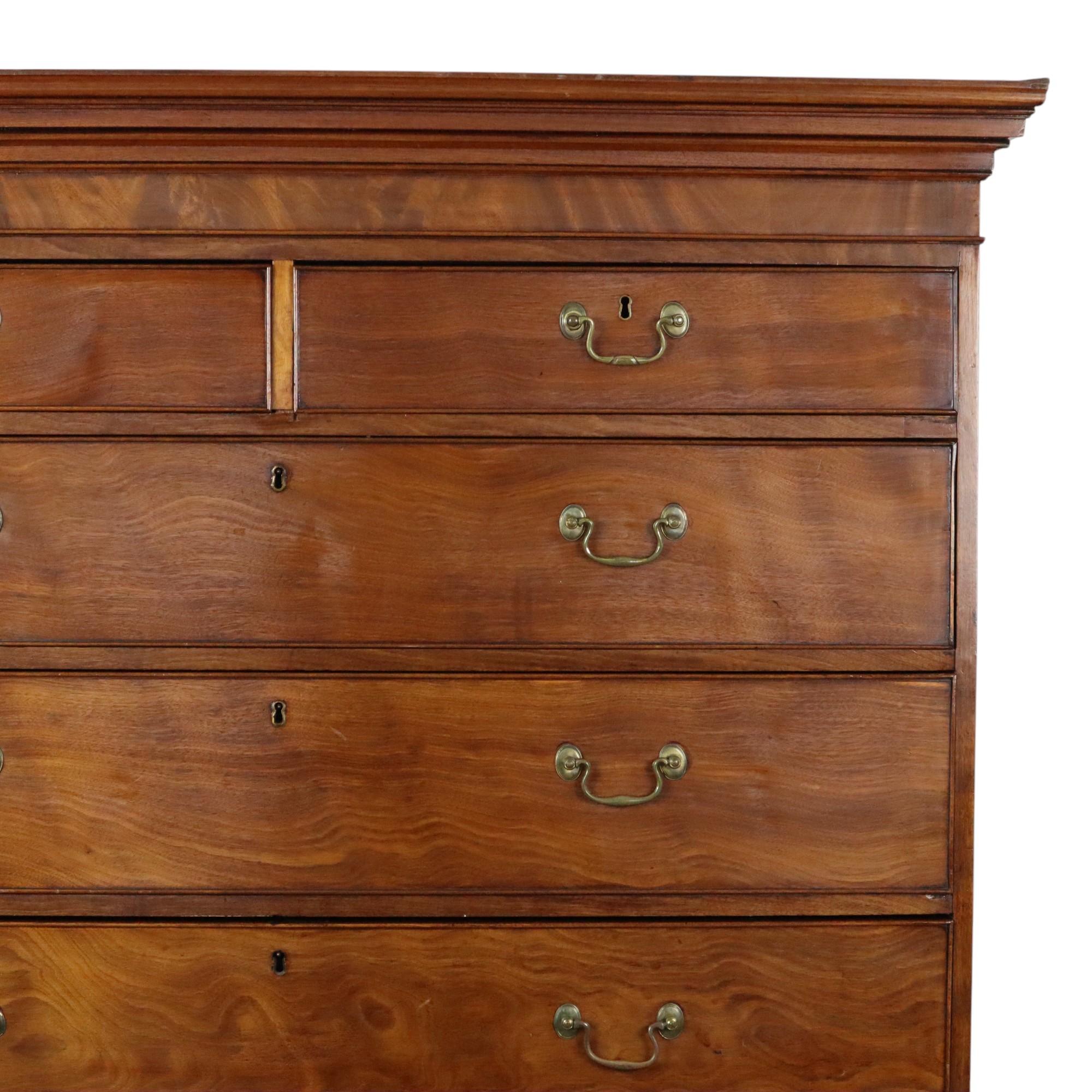 Britannique Ancienne commode haute commode sur coffre George III 19ème siècle en vente