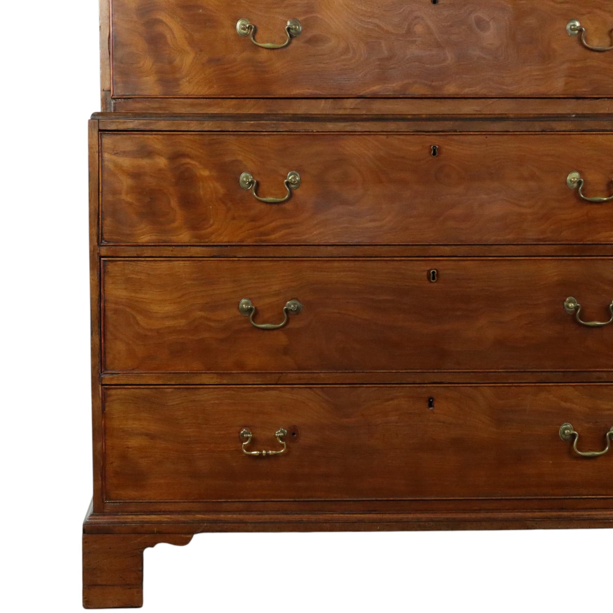 Placage Ancienne commode haute commode sur coffre George III 19ème siècle en vente