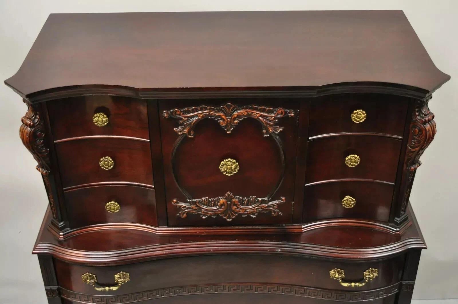 Inconnu Commode haute commode haute chinoise Chippendale Hollywood Regency en acajou ancien en vente
