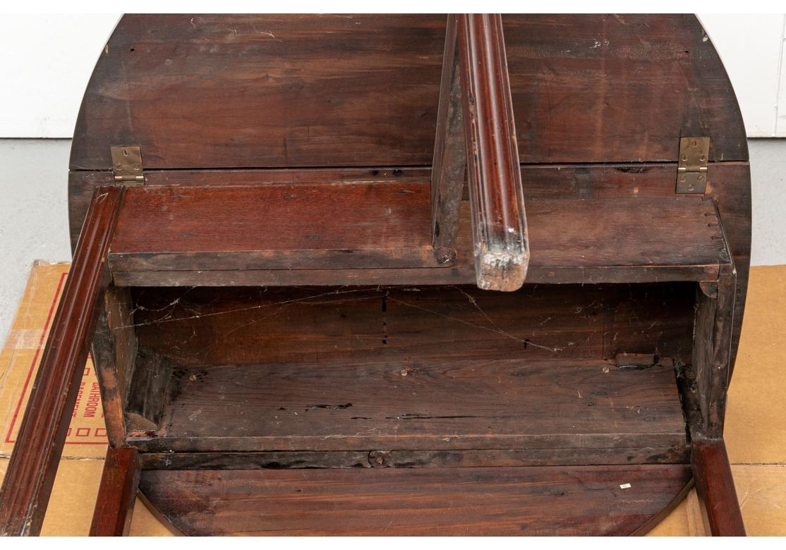Antique Mahogany Chippendale Style Oval Drop Leaf Table For Sale 4