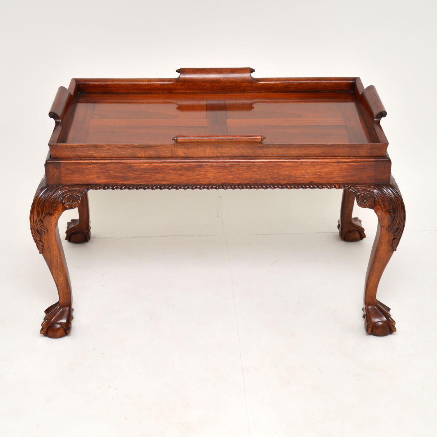 A stunning mahogany tray top coffee table of extremely fine quality. This is beautifully made in the antique Chippendale style, it dates from circa 1930s.

There is absolutely stunning and deep carving throughout, with acanthus leaf knees, claw