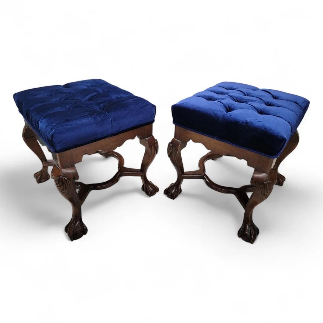 Bancs et poufs Chippendale anciens en acajou, nouvellement tapissés de velours de soie italien haut de gamme bleu royal - Paire 

Cette paire de bancs touffetés Chippendale en acajou ancien présente un design intemporel, méticuleusement fabriqué