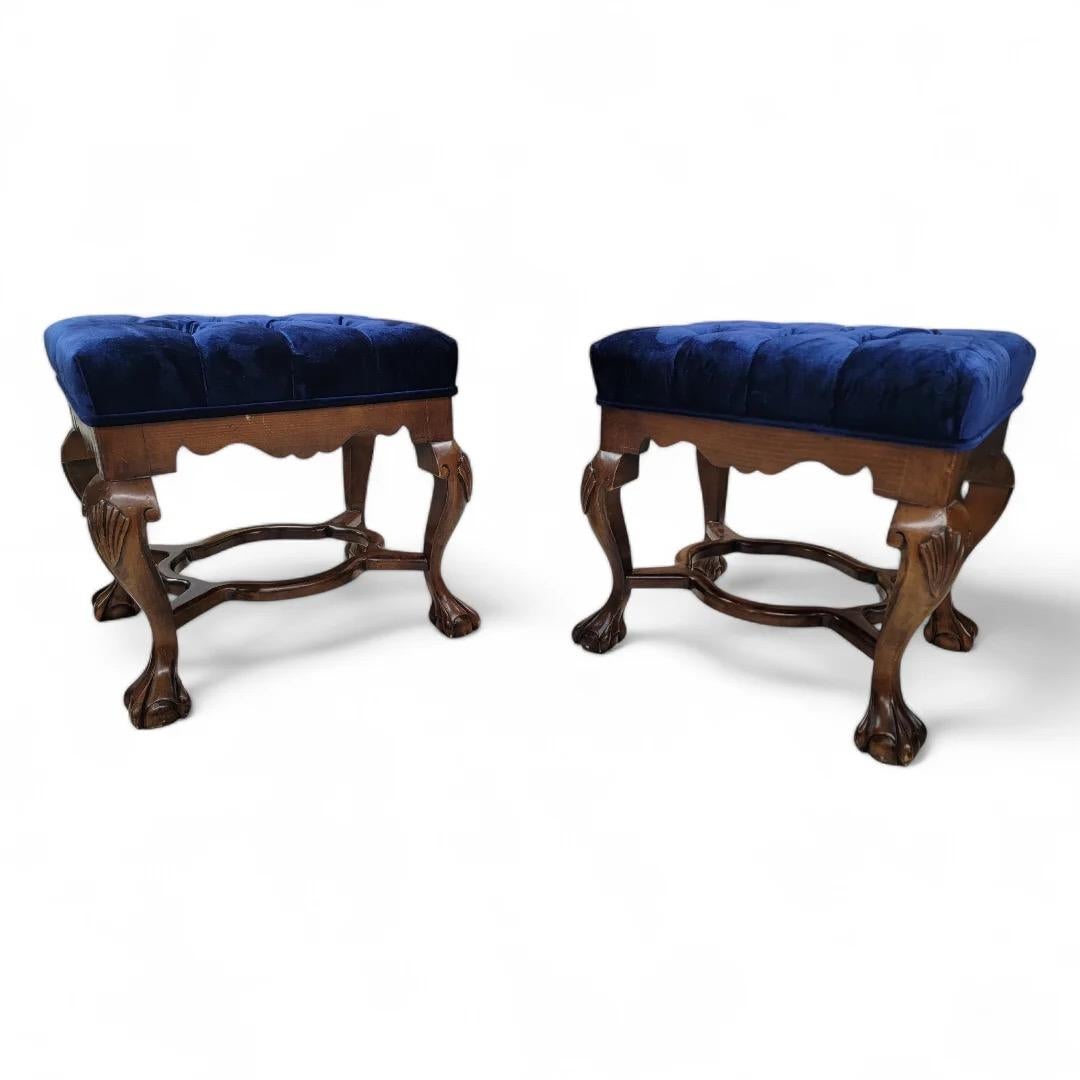 Inconnu Ancienne paire de bancs/ottomans tuftés Chippendale en acajou, tapissés de velours en vente