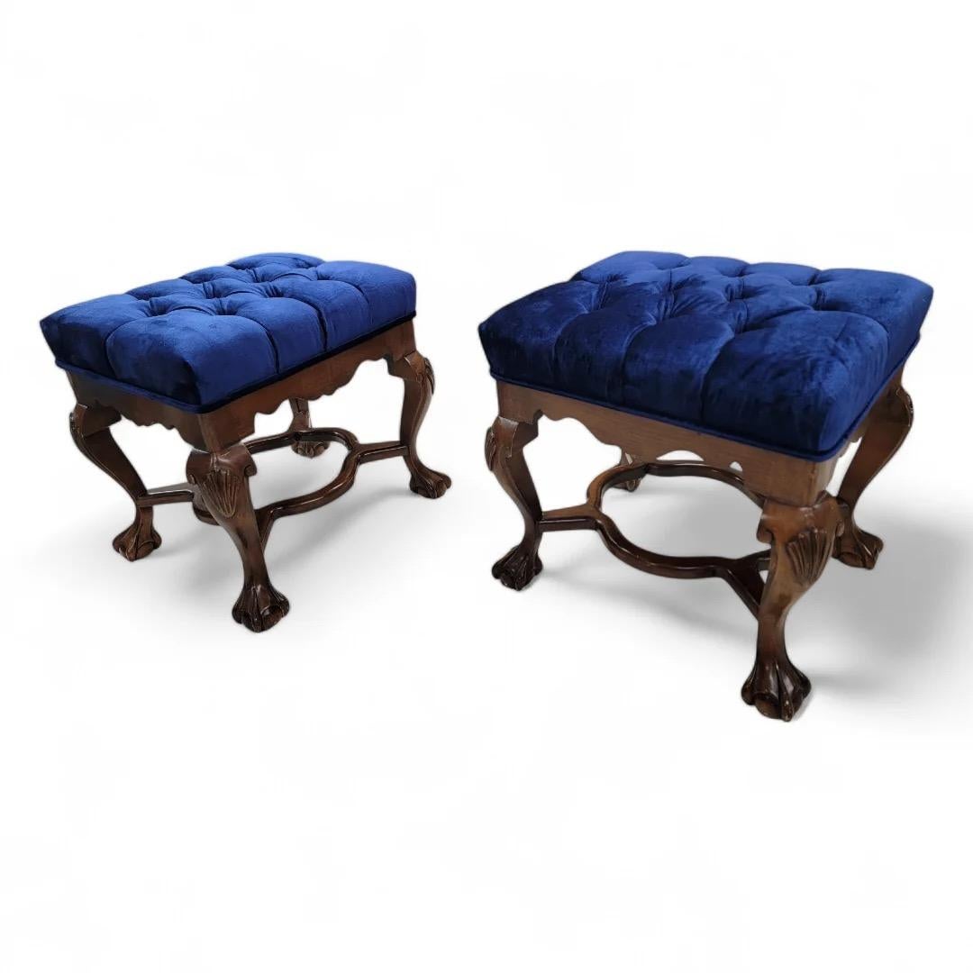 Ancienne paire de bancs/ottomans tuftés Chippendale en acajou, tapissés de velours Bon état - En vente à Chicago, IL