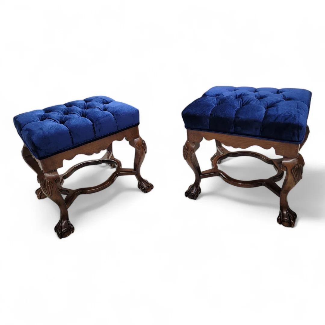 20ième siècle Ancienne paire de bancs/ottomans tuftés Chippendale en acajou, tapissés de velours en vente