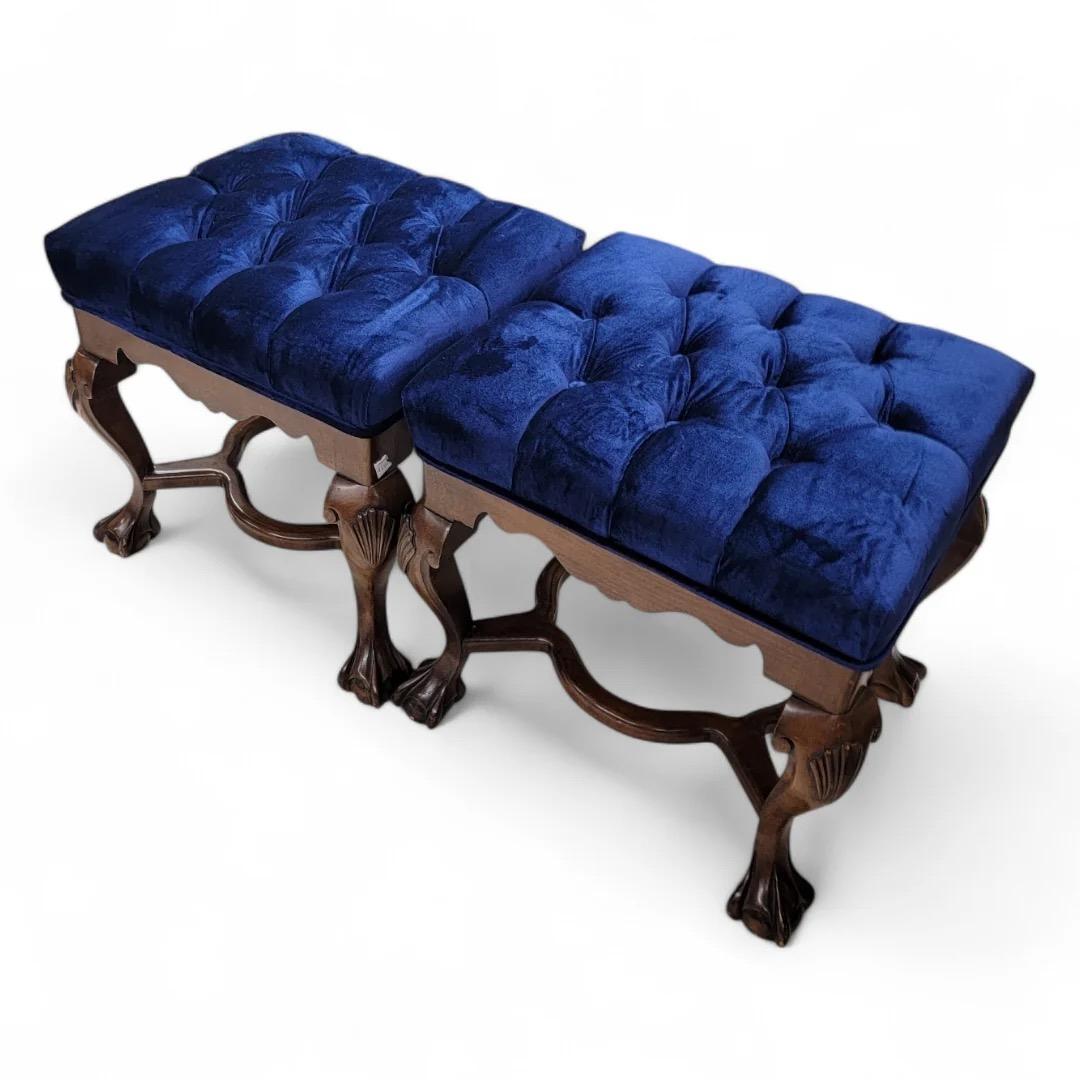 Velours Ancienne paire de bancs/ottomans tuftés Chippendale en acajou, tapissés de velours en vente