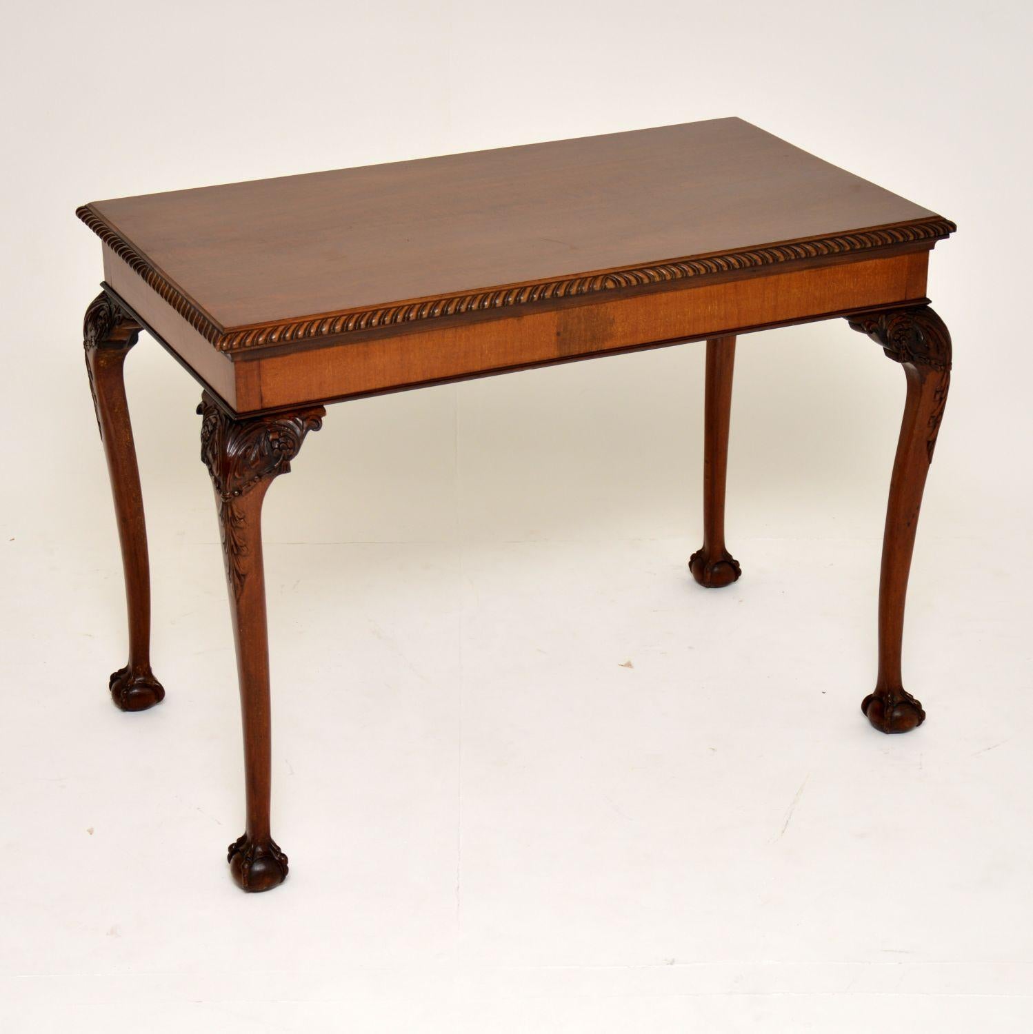 Antique mahogany Chippendale style writing table or side table, in excellent condition and dating to circa 1890-1910 period.

It has a carved gadrooned top edge and some fine carvings on the tops of the legs, which have well defined ball and claw