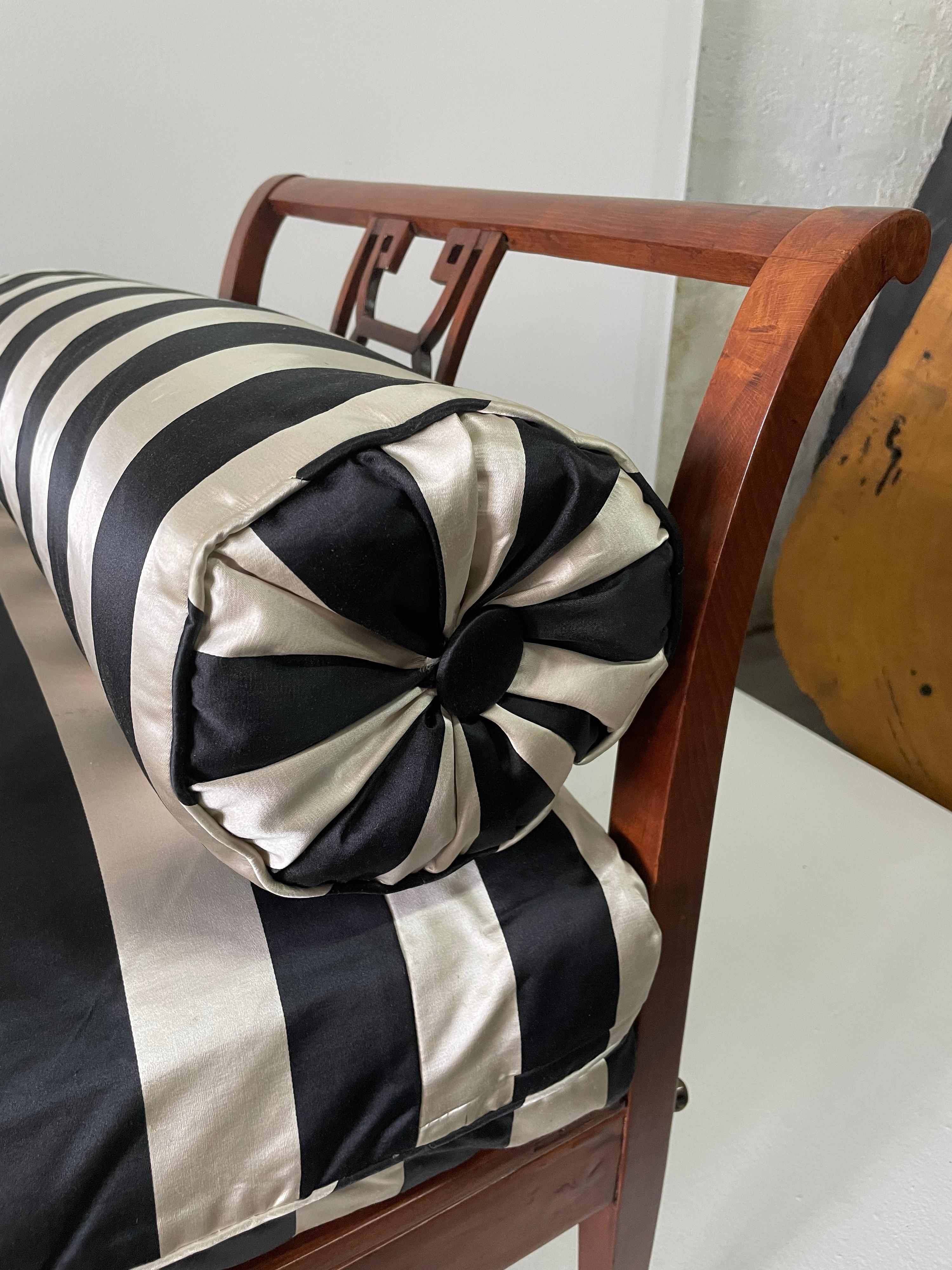 Ce magnifique et simple lit de jour antique avec une base de canne complète et des coussins rembourrés en soie vintage d'origine (quelques taches sur le tissu).
