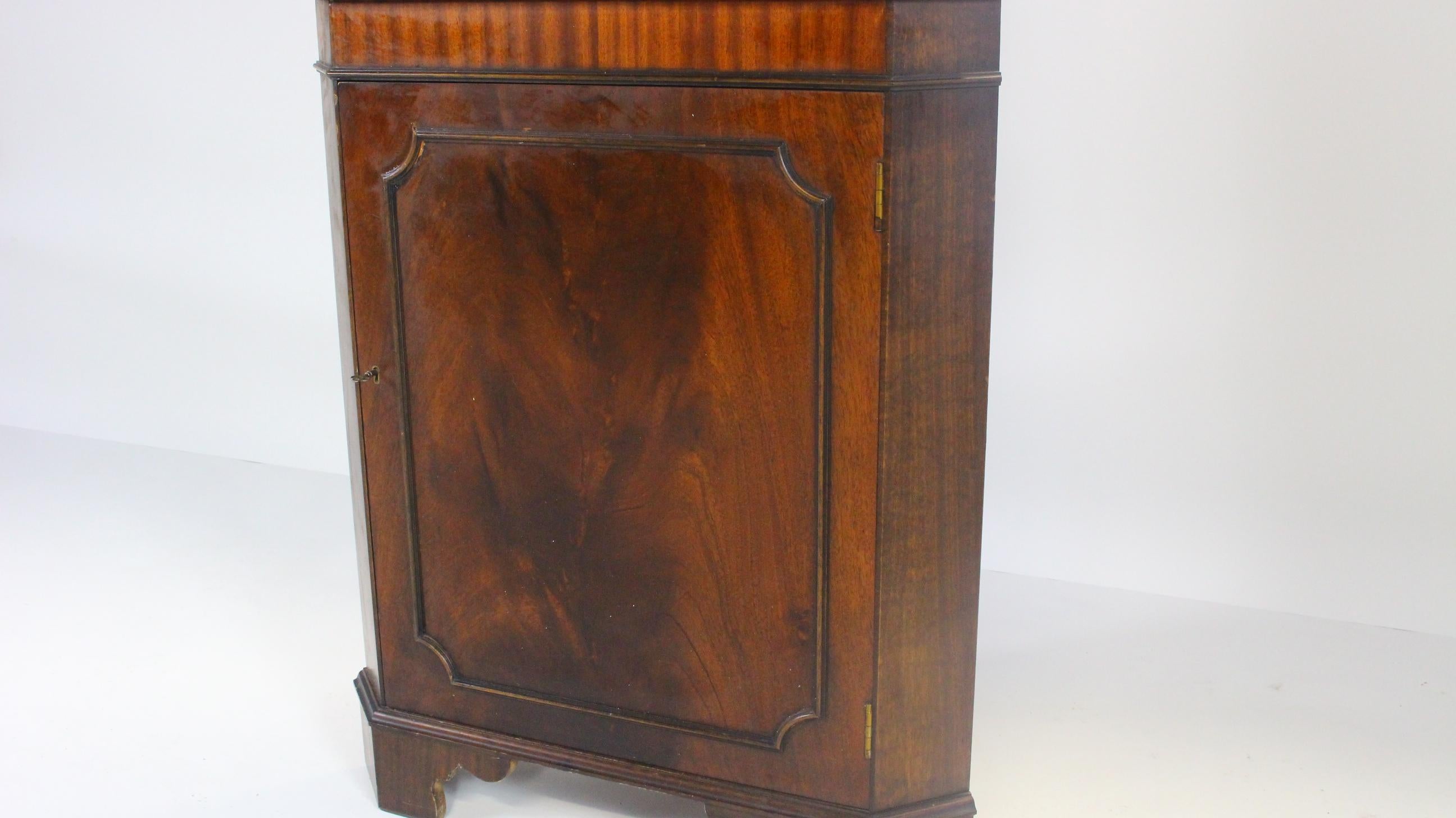 Antique Mahogany Corner Cabinet For Sale 5