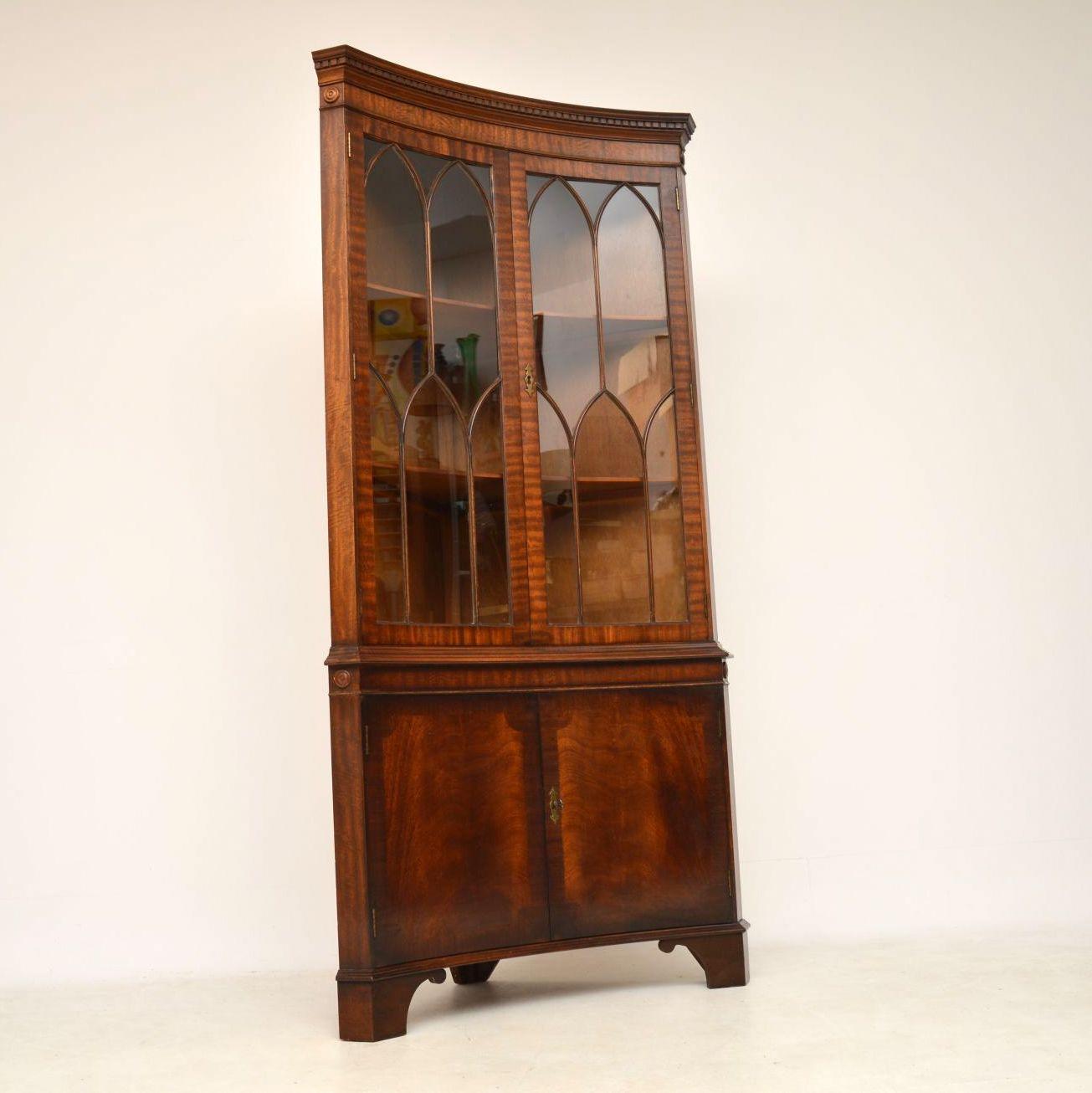 This antique mahogany corner cabinet is really good quality and has some lovely features. It has a concave shaped front, with two doors above and below. There’s a dental molding below the cornice, the two doors are astral-glazed, the bottom doors