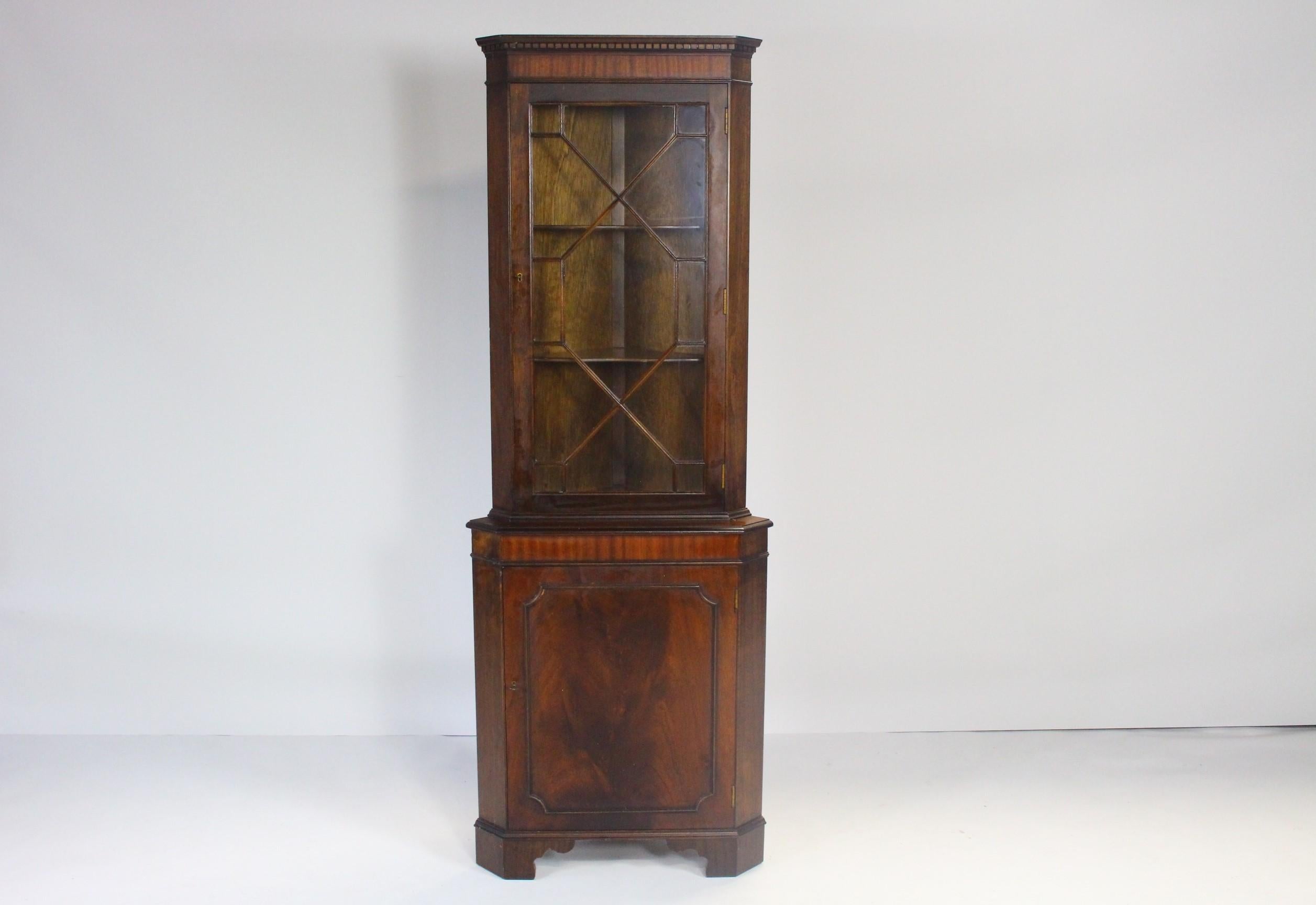 Antique Mahogany Corner Cabinet In Good Condition For Sale In ŚWINOUJŚCIE, 32