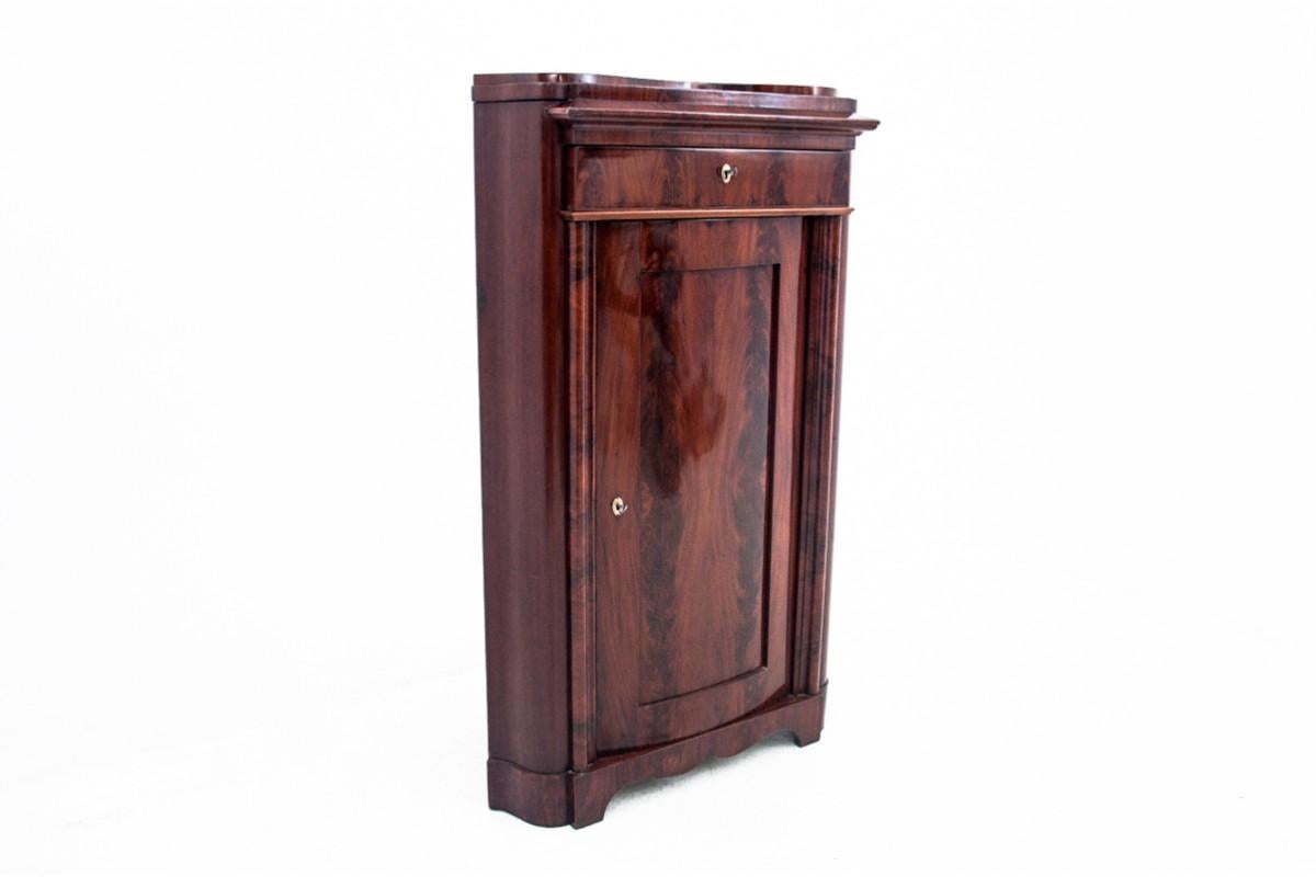 Antique mahogany corner cabinet. 
Maufactured in Scandinavia in circa 1880s. 
After renovation in our workshop. 
Excellent condition.
Dimensions: height 146 cm / width 90 cm / depth 64 cm.


