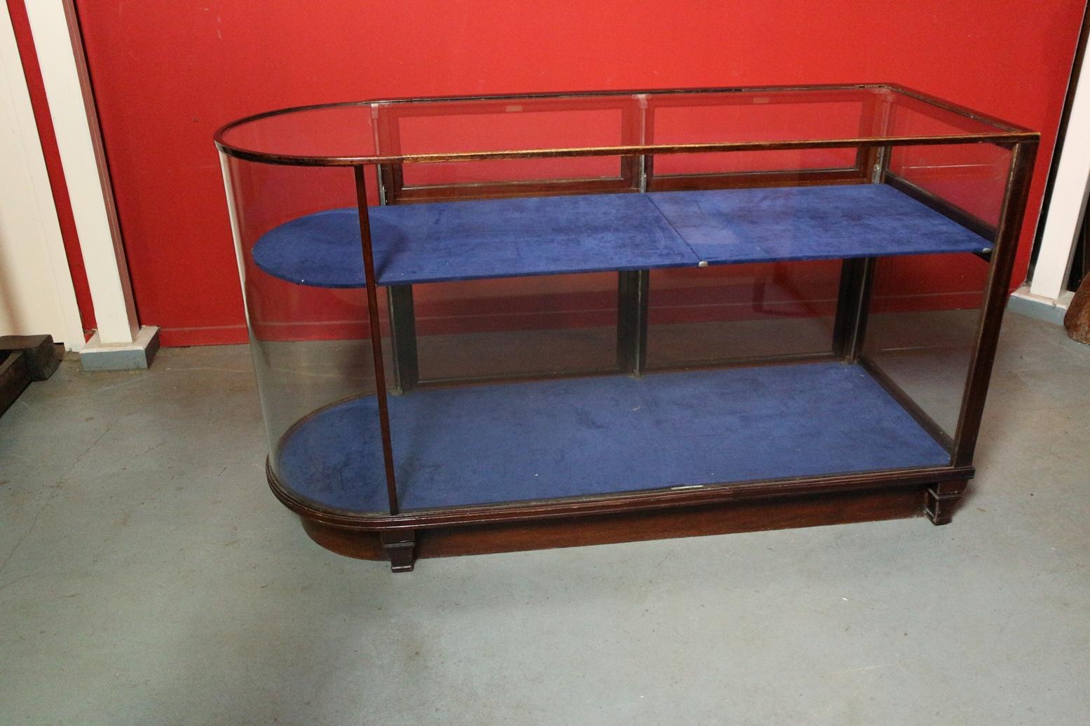 Antique Mahogany Counter / Display Case with Curved Glass In Good Condition For Sale In Eindhoven, NL
