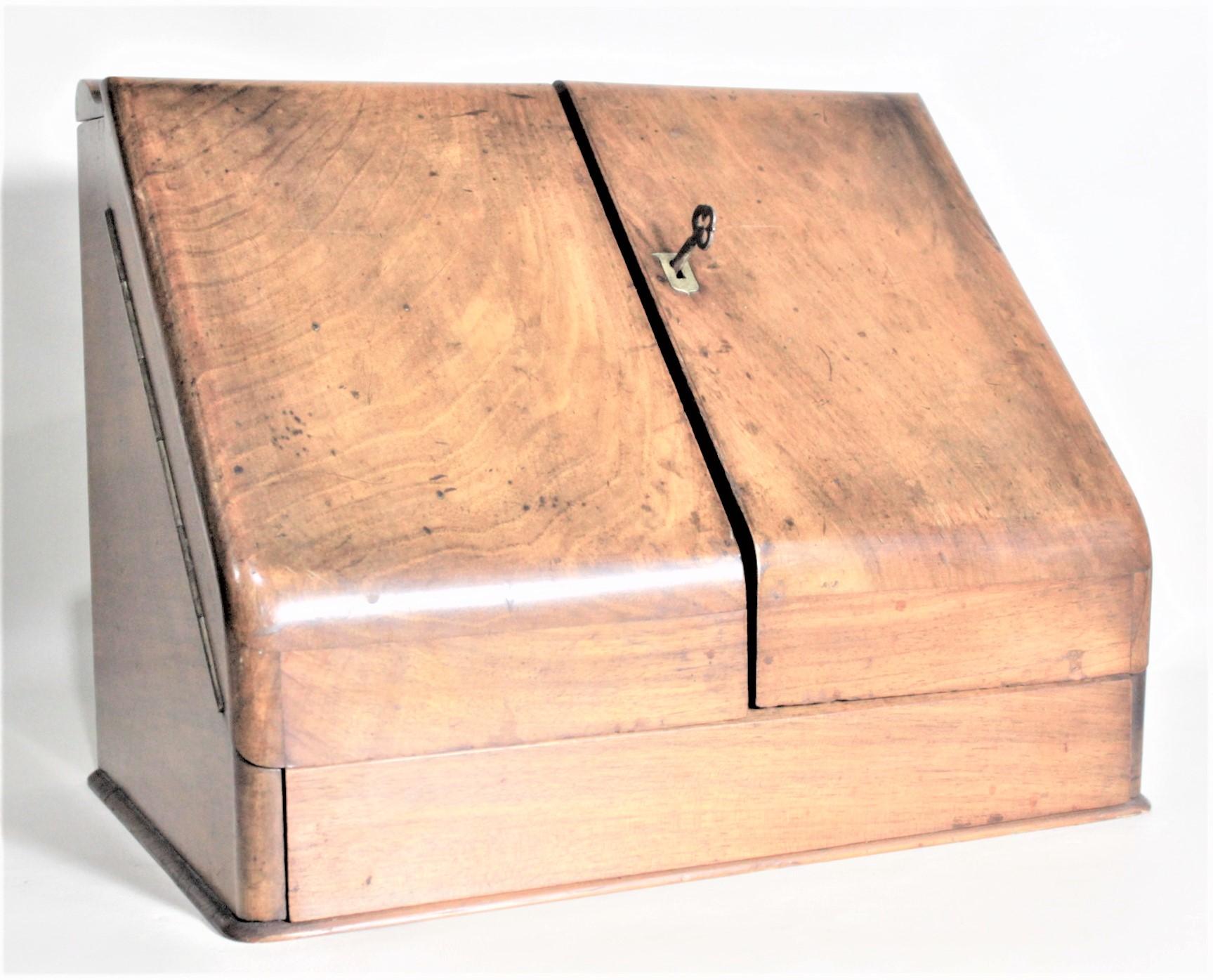 Diese massive antike Mahagoni-Schreibtischplatte ist unsigniert, wurde aber vermutlich um 1900 in England im edwardianischen Stil hergestellt. Die Vorderseite der Truhe öffnet sich mit zwei Türen mit Messingscharnieren, um eine Reihe von Fächern mit