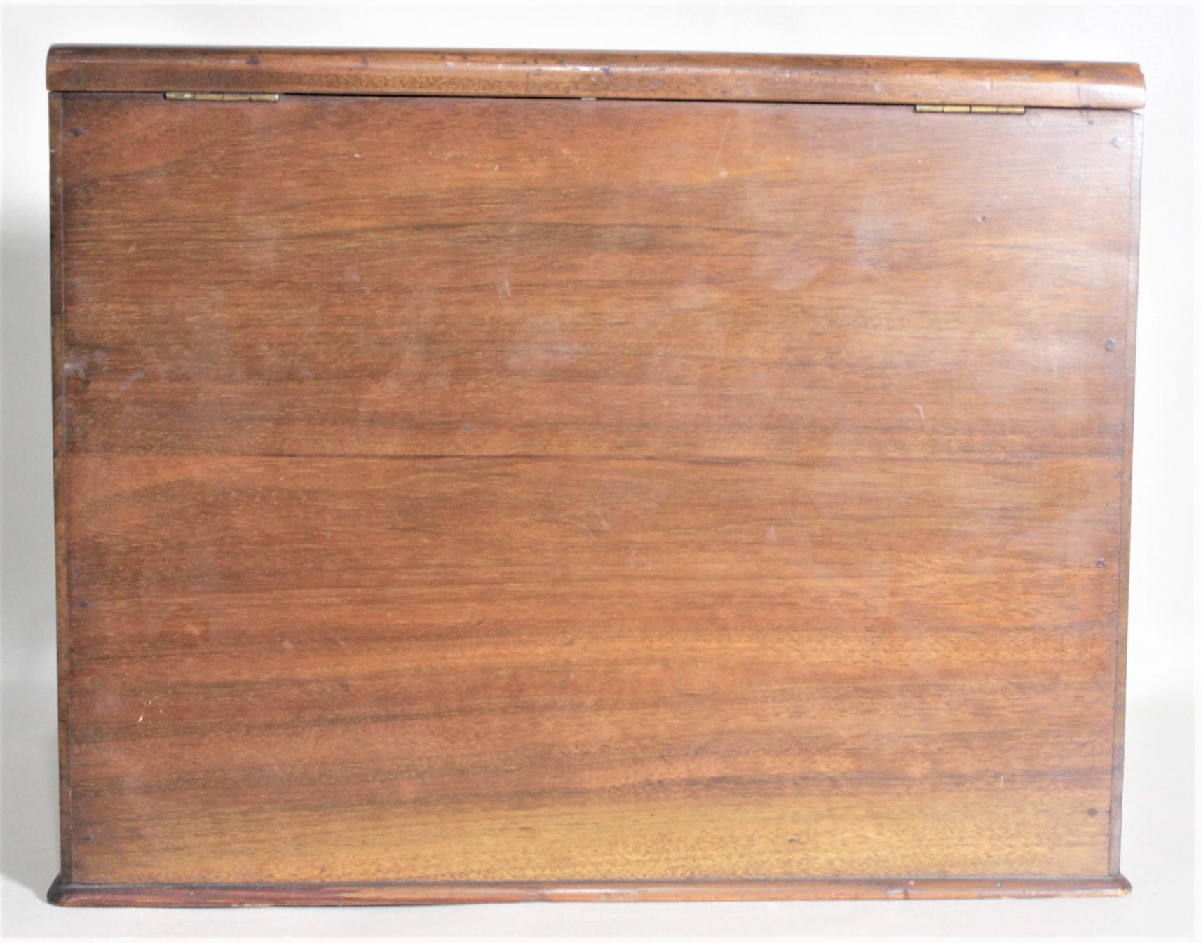 Antike Mahagoni-Schreibtischablage mit ewigem Kalender (Maschinell gefertigt) im Angebot