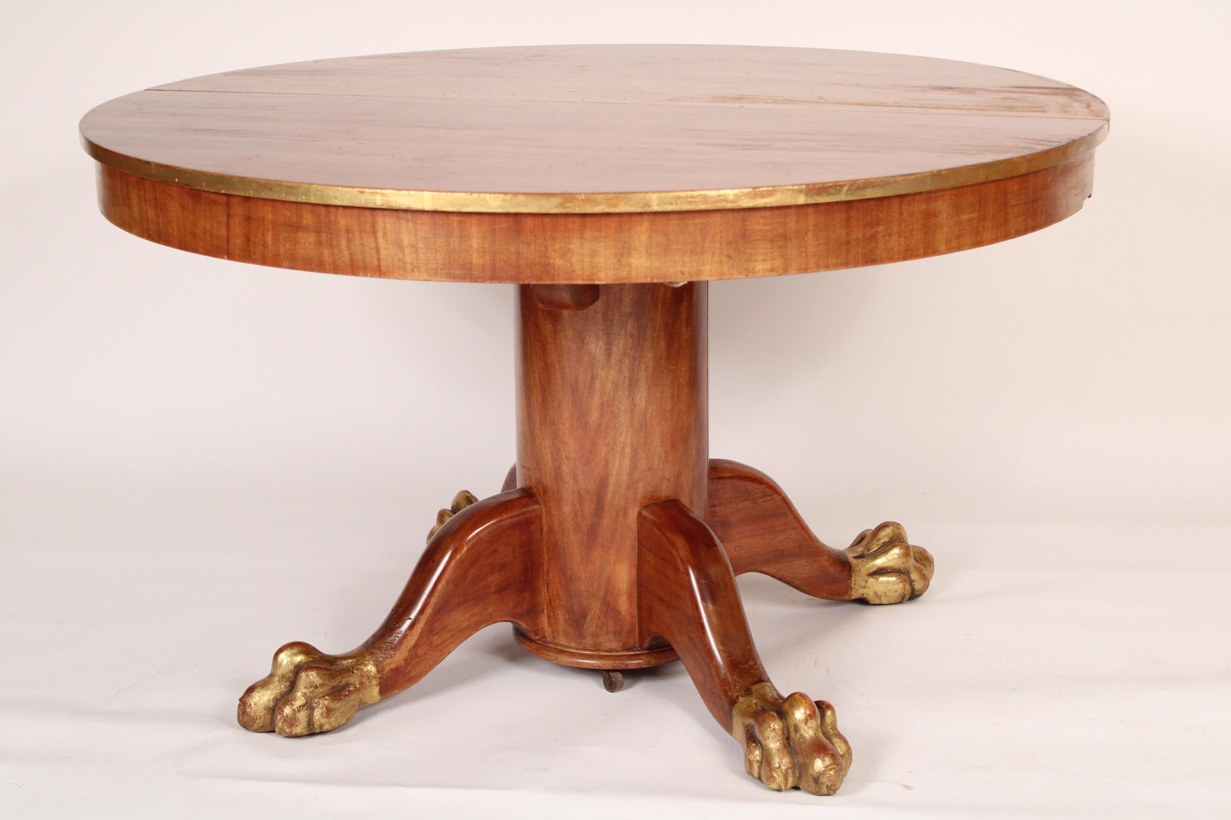 Empire Table de salle à manger/table centrale ancienne en acajou avec rehauts dorés en vente