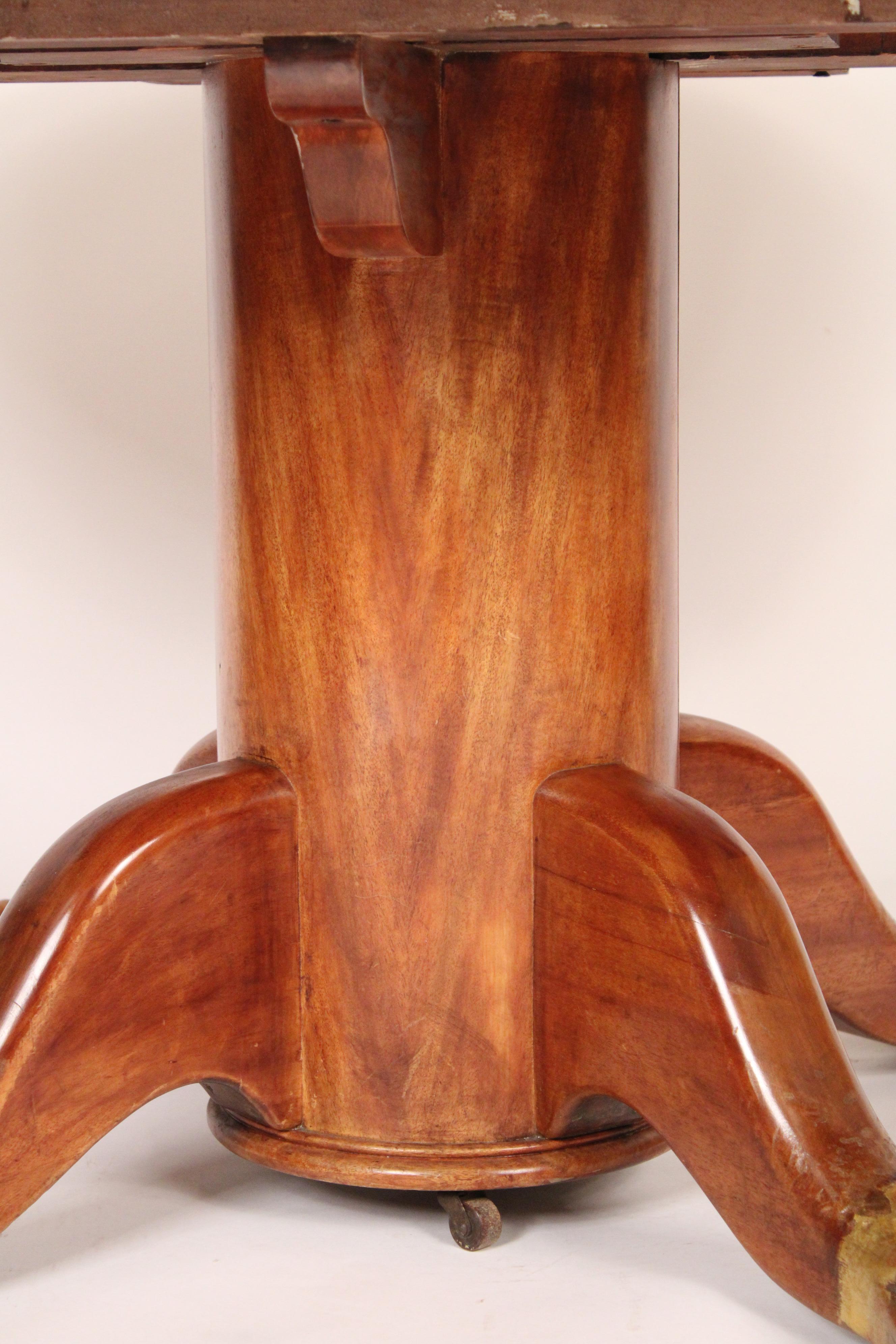 Début du 20ème siècle Table de salle à manger/table centrale ancienne en acajou avec rehauts dorés en vente
