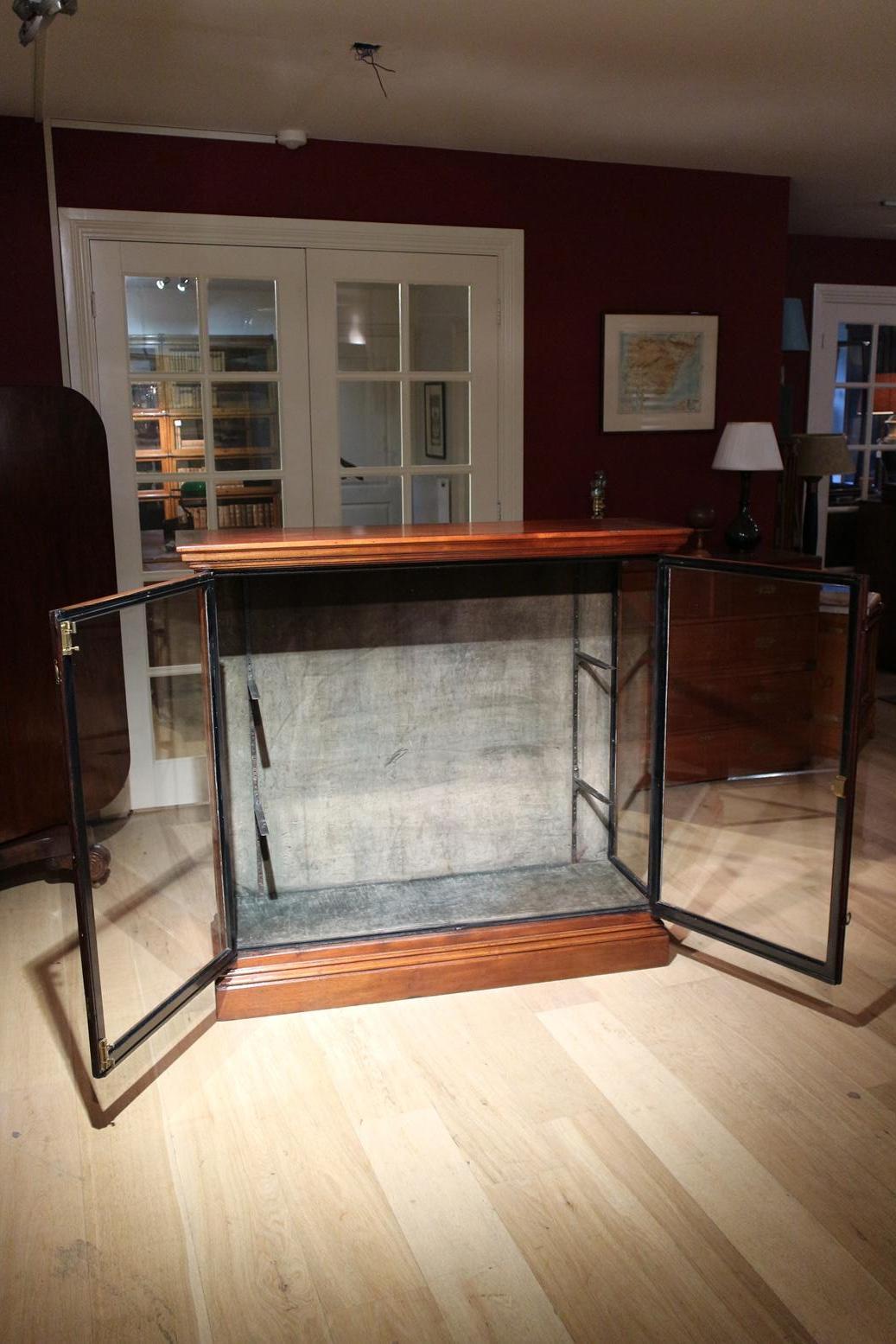Antique 2-door mahogany display case with 2 glass shelves. Shelves are adjustable. The inside is covered with velor Fabric. Entirely in good condition.
Origin: England
Period: Approx. 1920
Size: 130cm x 37cm x H. 123cm.