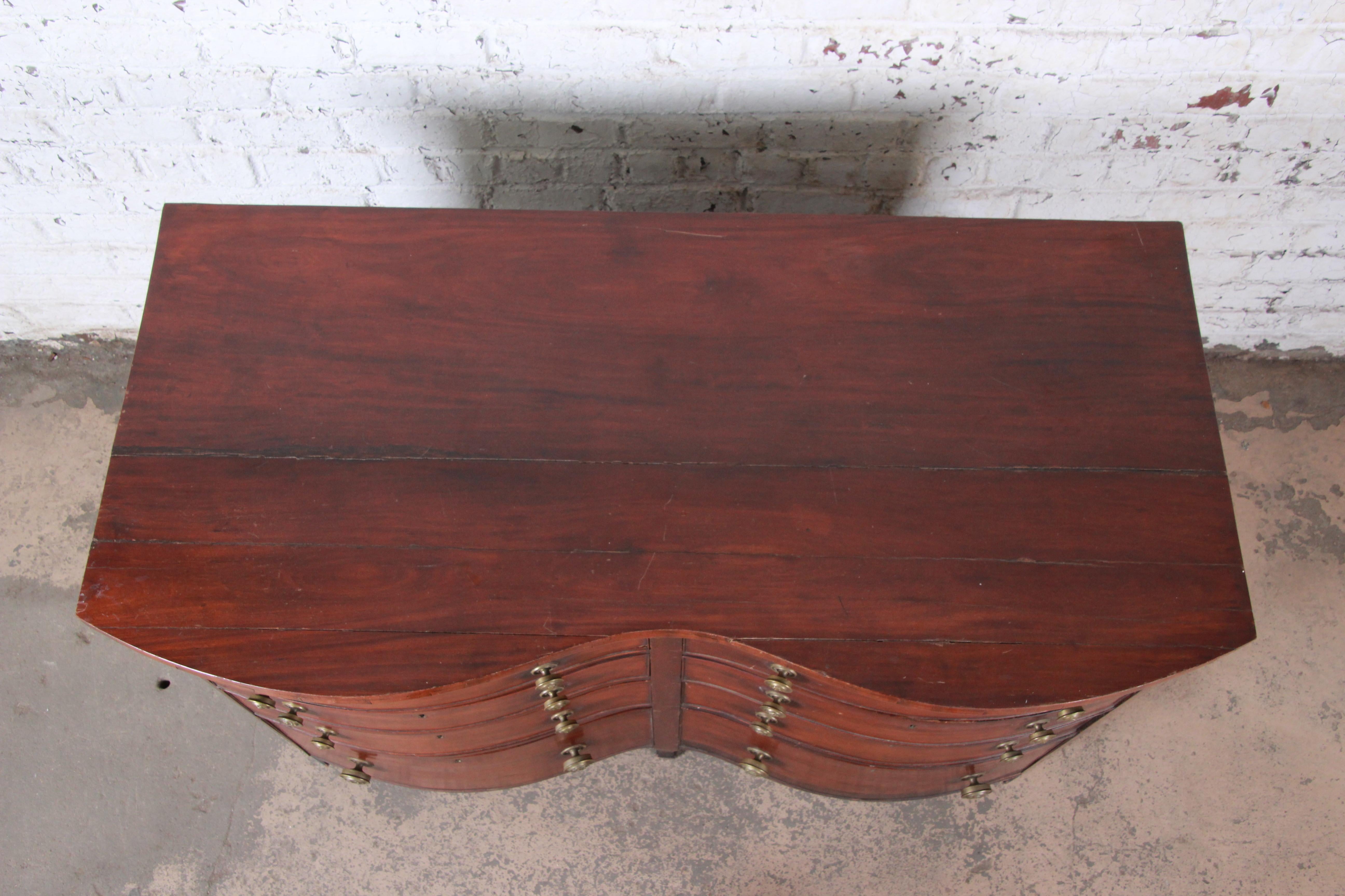 Antique Mahogany Double Bow Front Eight-Drawer Dresser, Late 19th Century 2