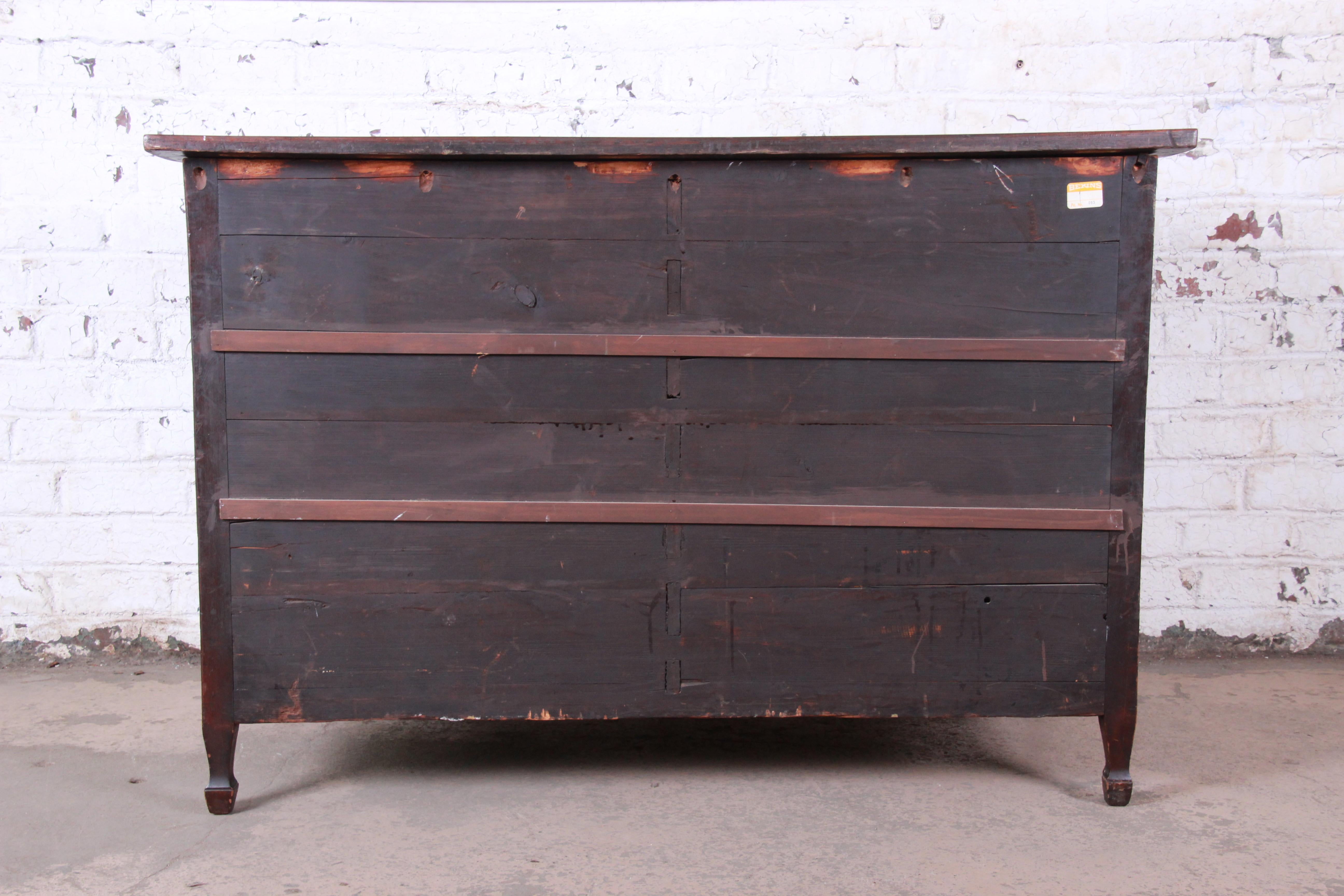 Antique Mahogany Double Bow Front Eight-Drawer Dresser, Late 19th Century 4