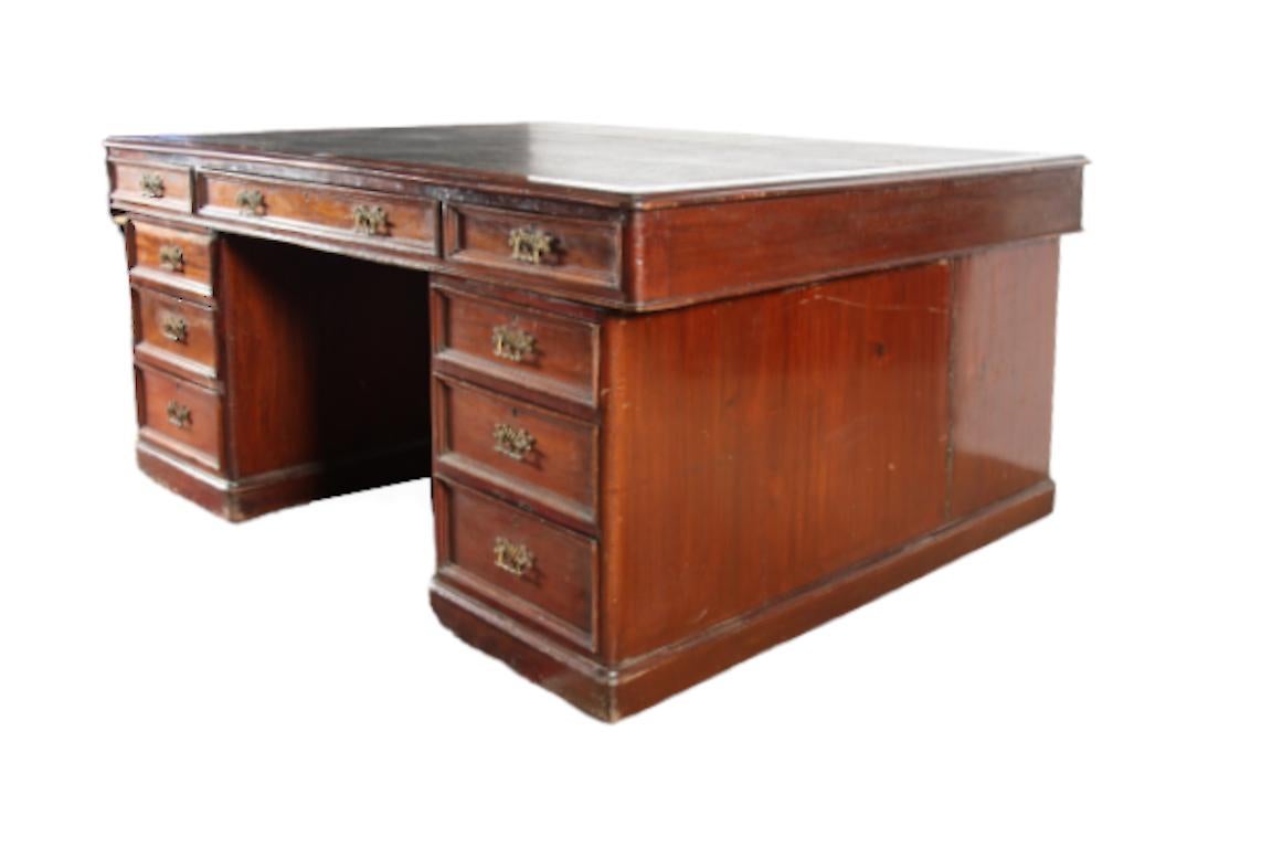 Large double-sided desk in mahogany in the center of the room

important desk in mahogany from the center of the room, of French origin.
A very elegant and imposing double-sided desk in antique mahogany, of large proportions.
The rectangular writing