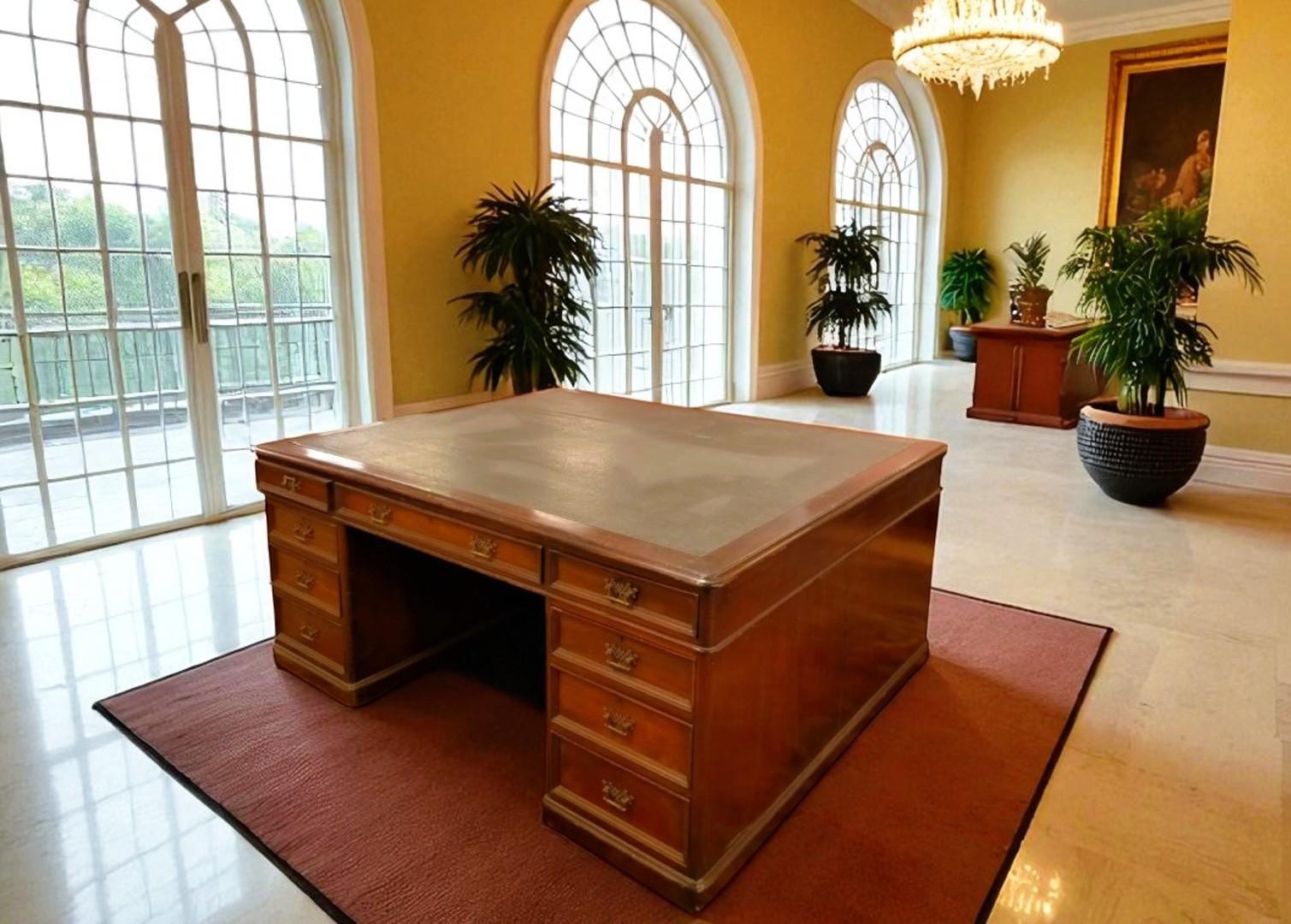 Antique Mahogany Double Sided  Desk of French origin
Large double-sided desk in mahogany in the center of the room

important desk in mahogany from the center of the room, of French origin.

A very elegant and imposing double-sided desk in antique