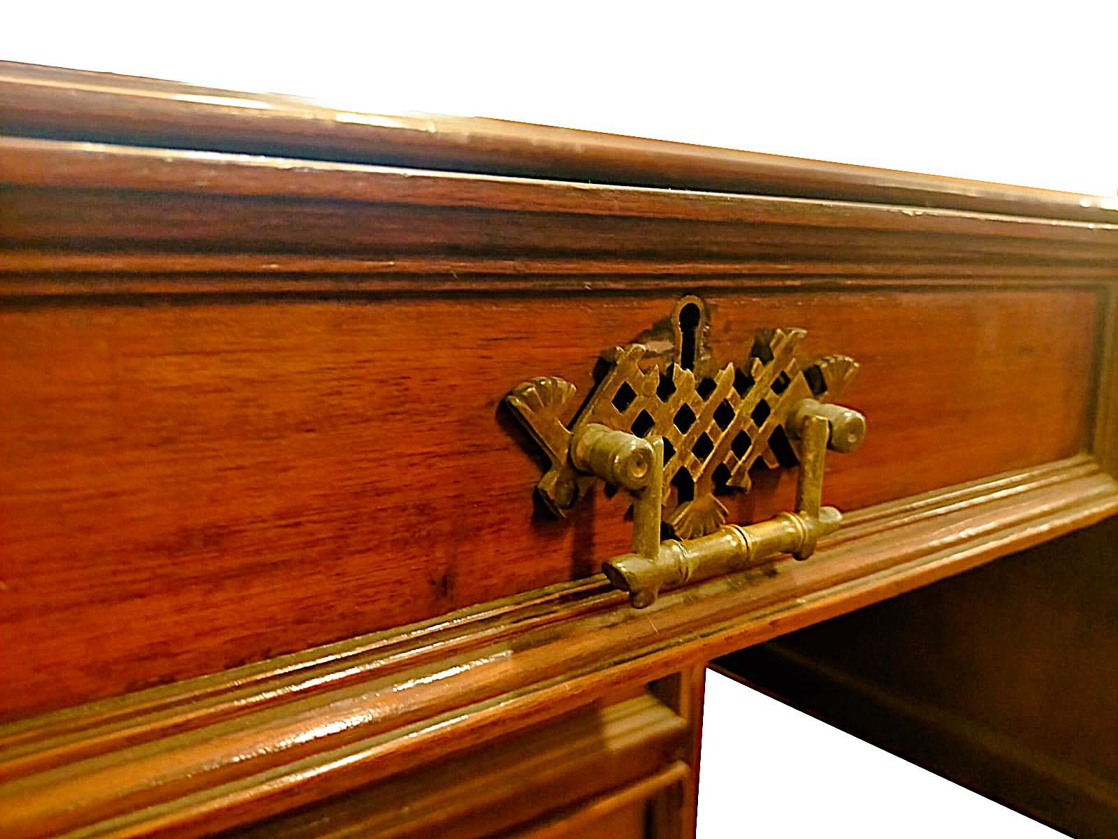 Antikes Mahagoni Doppelseitig  Schreibtisch mit französischem Ursprung (Mid-19th Century) im Angebot