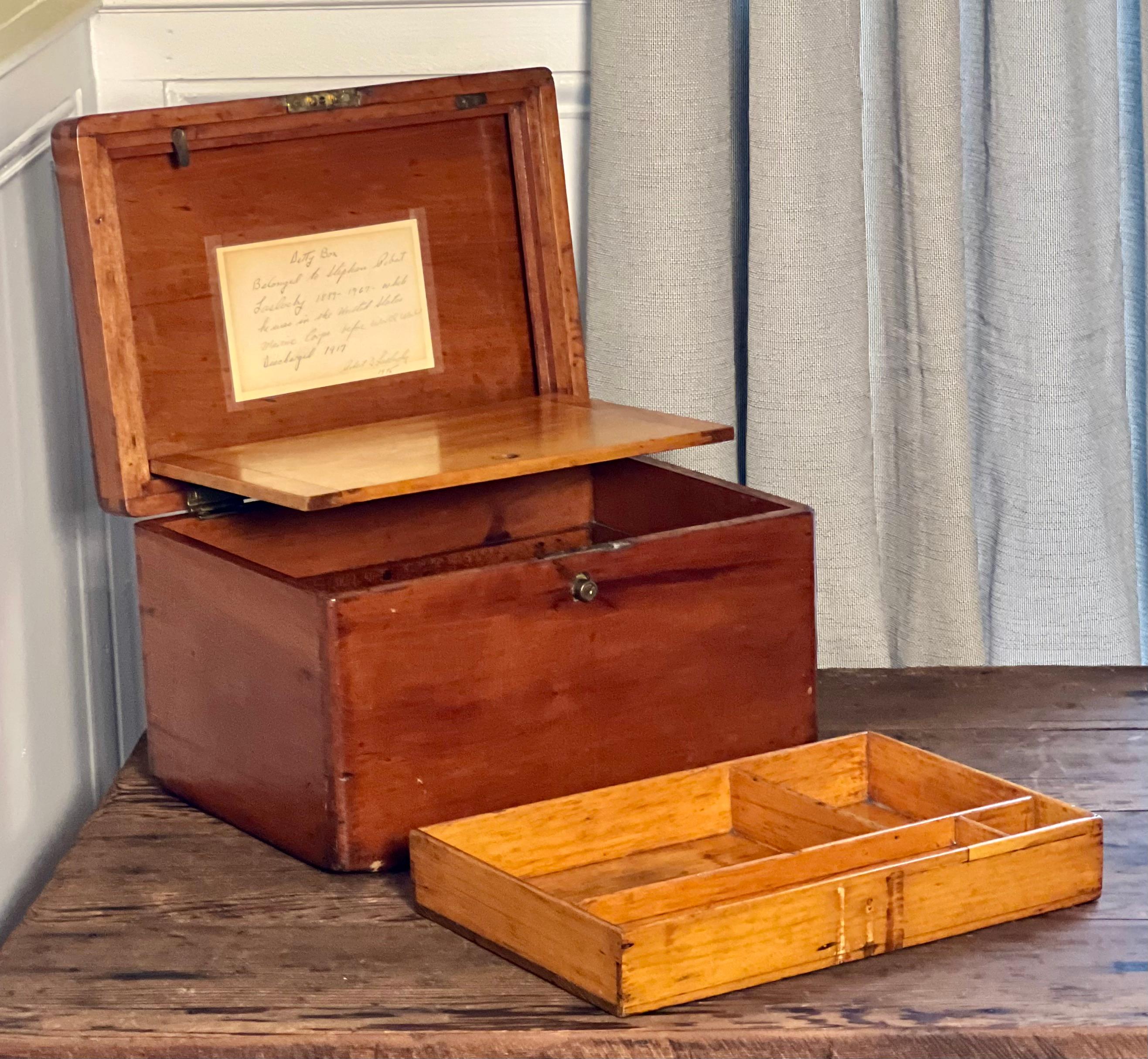 Antique Mahogany Dovetailed Officer's Writing or Desk Box In Good Condition In Doylestown, PA