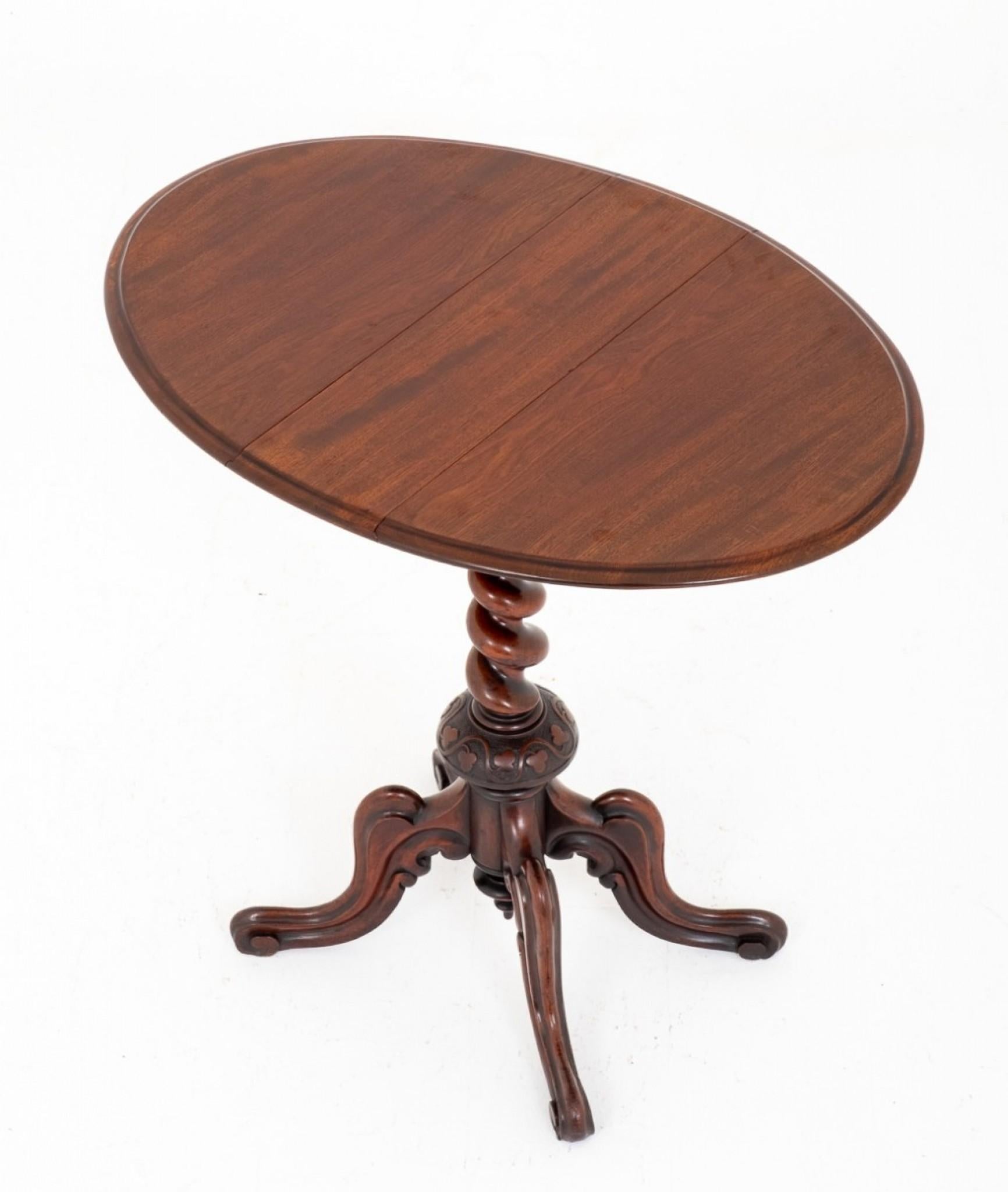 Table d'appoint inhabituelle en acajou.
La partie supérieure est de forme A avec un bord moulé en forme de pouce.
Circa 1860
Le bloc de la table comporte deux tiroirs utiles, doublés d'acajou.
La table repose sur 4 pieds sculptés et façonnés et
