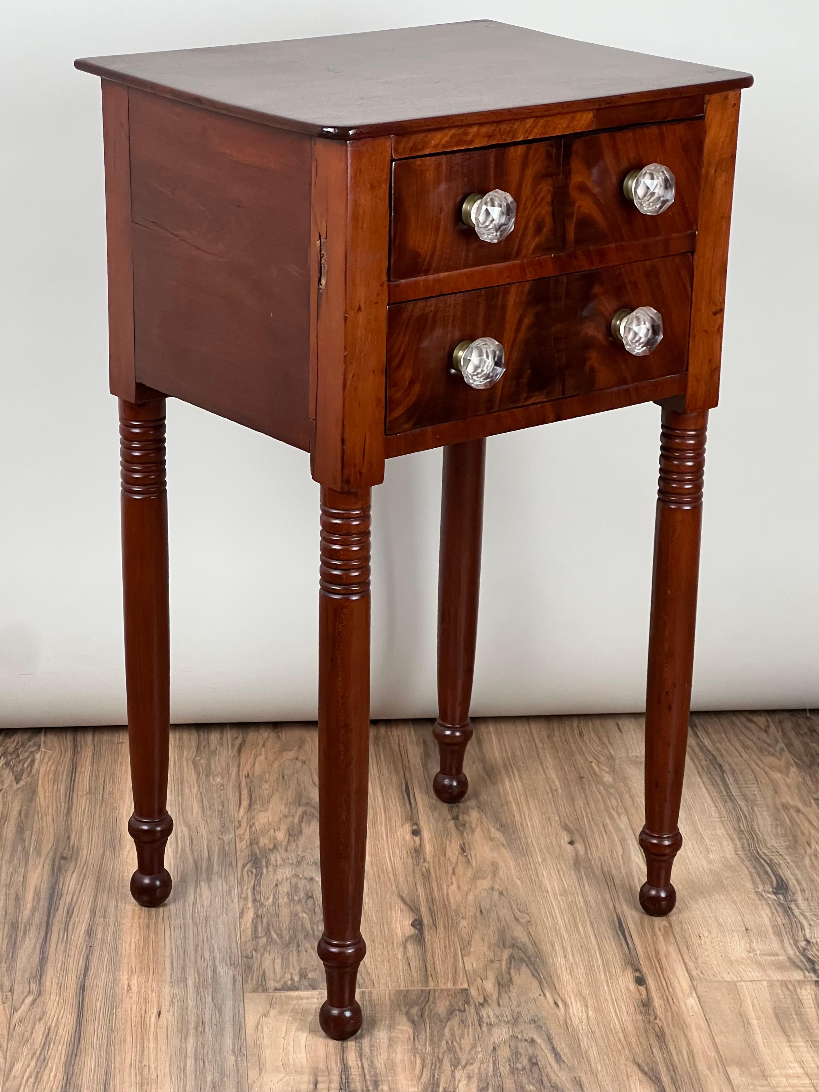 Fédéral Ancien Stand Sheraton à deux tiroirs en acajou de la période fédérale C.C. 1820 en vente