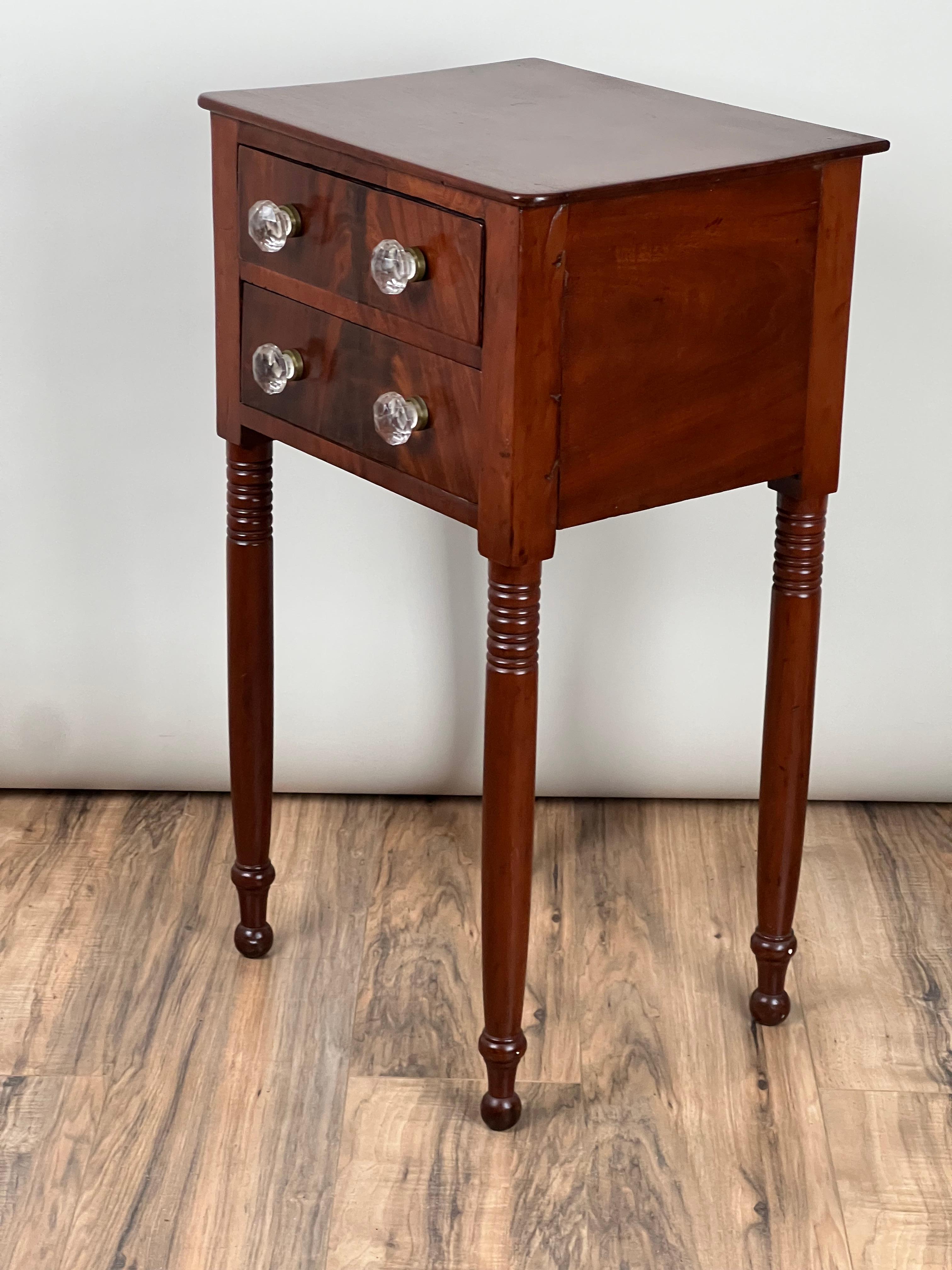 Américain Ancien Stand Sheraton à deux tiroirs en acajou de la période fédérale C.C. 1820 en vente