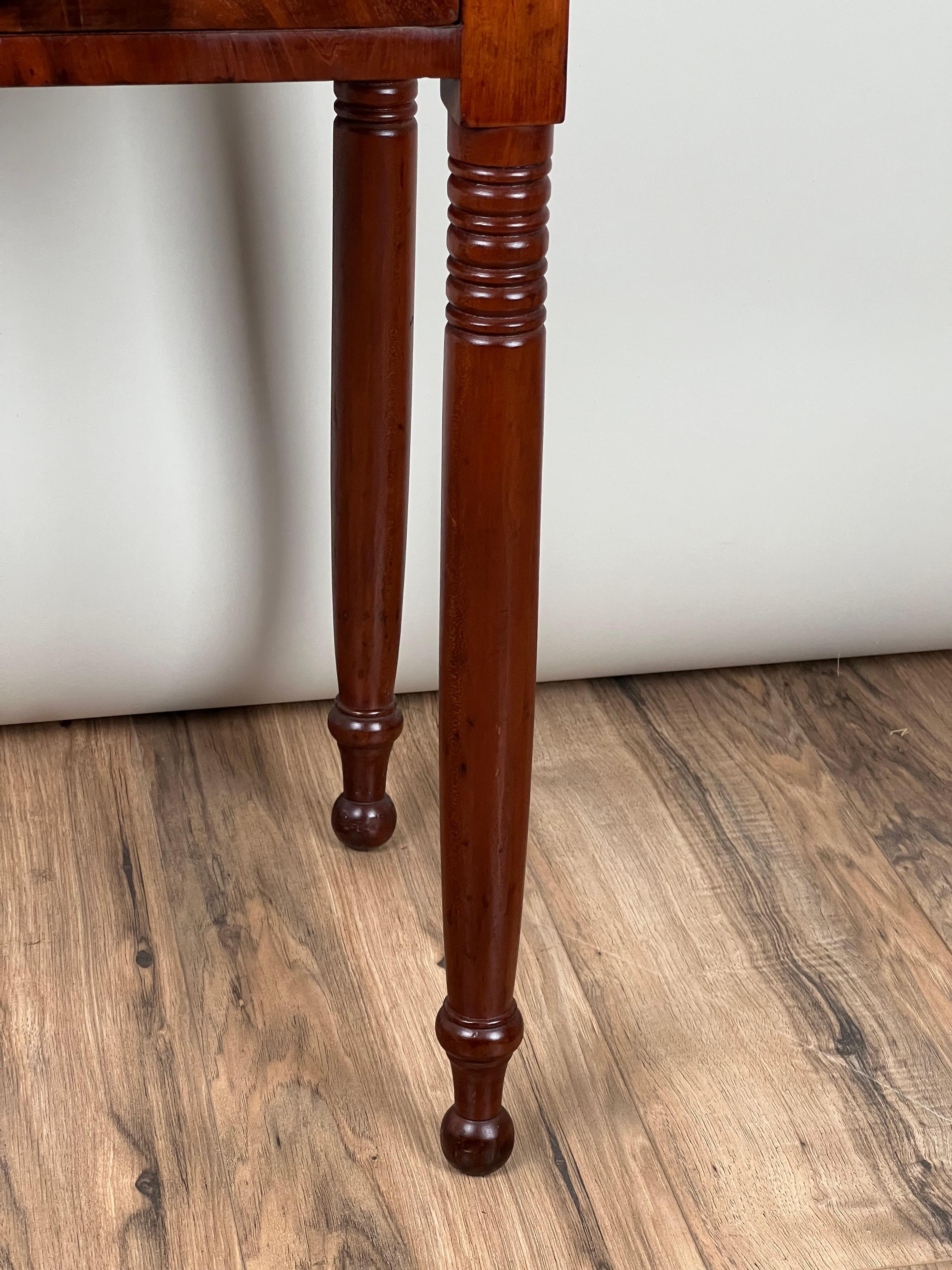 Acajou Ancien Stand Sheraton à deux tiroirs en acajou de la période fédérale C.C. 1820 en vente