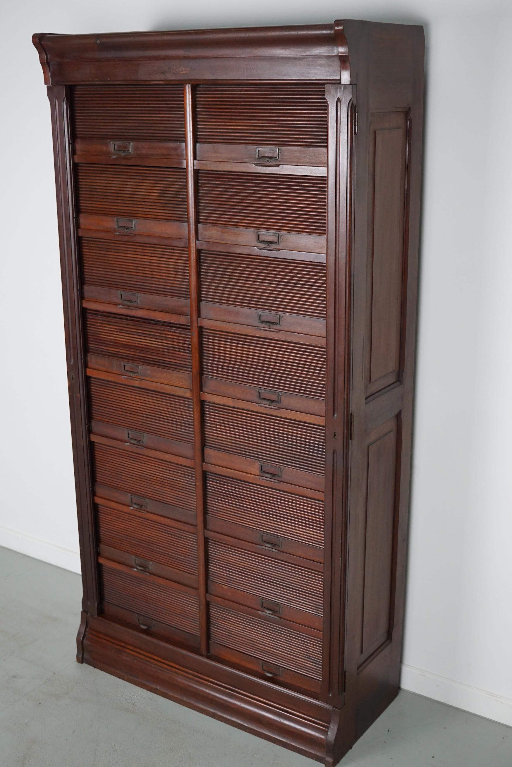 Antique Mahogany Filing Cabinet with Roll Down Tambour Doors, USA circa 1920 In Good Condition For Sale In Nijmegen, NL