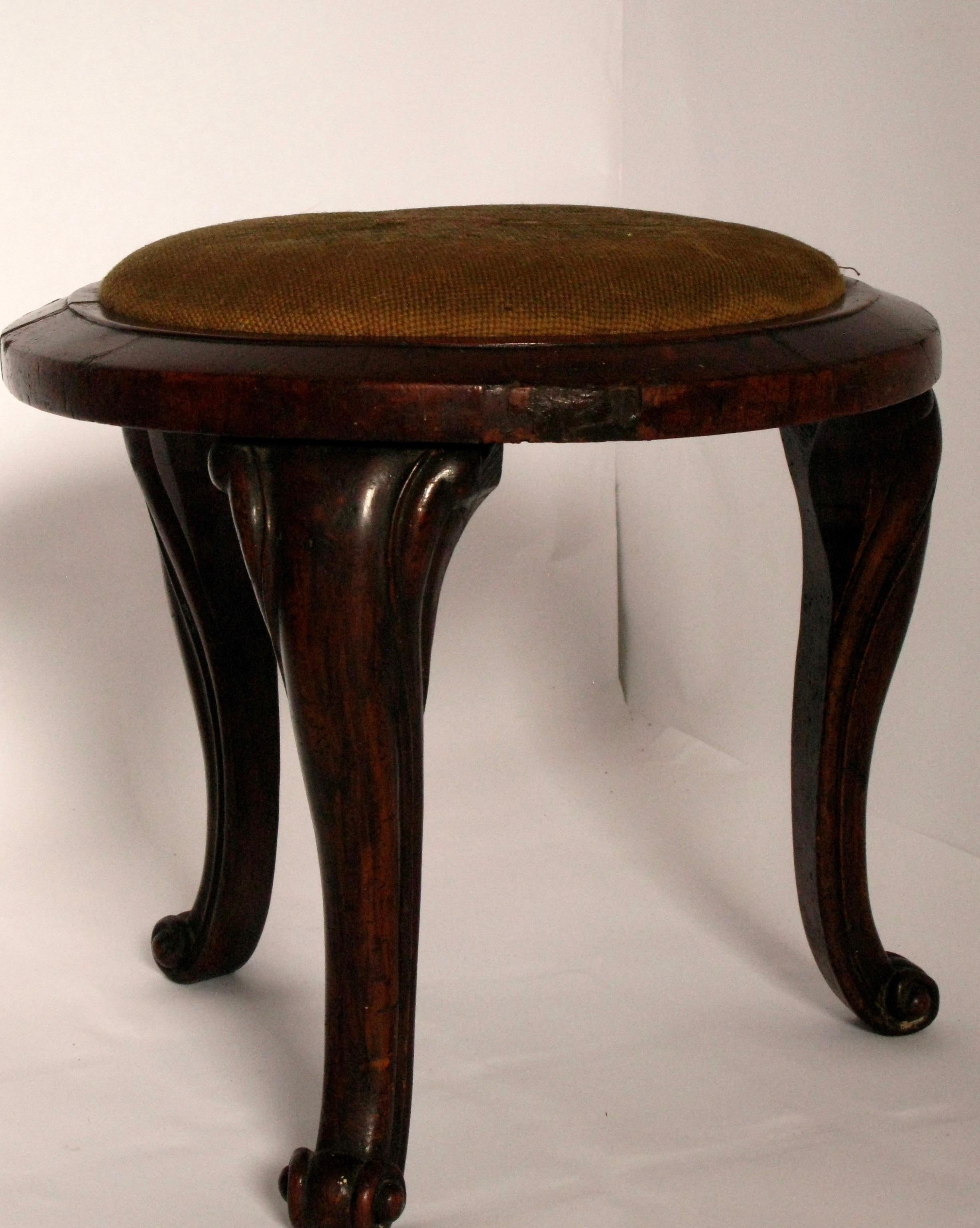 Intéressant petit tabouret du 19ème siècle avec point d'aiguille original
origine Angleterre en acajou.