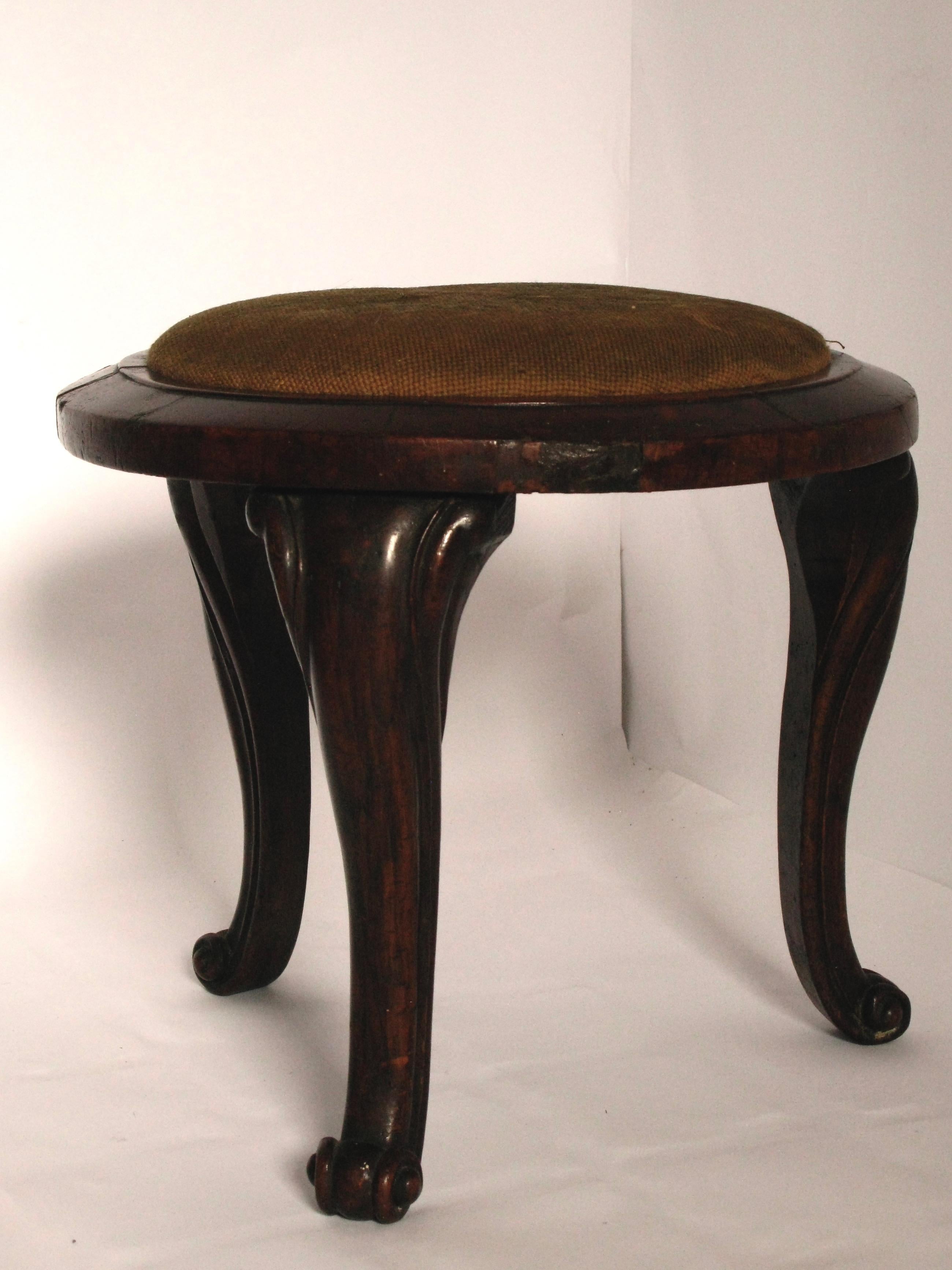 Début de l'époque victorienne Tabouret ancien en acajou avec broderie, Angleterre, 1850-1870, style victorien