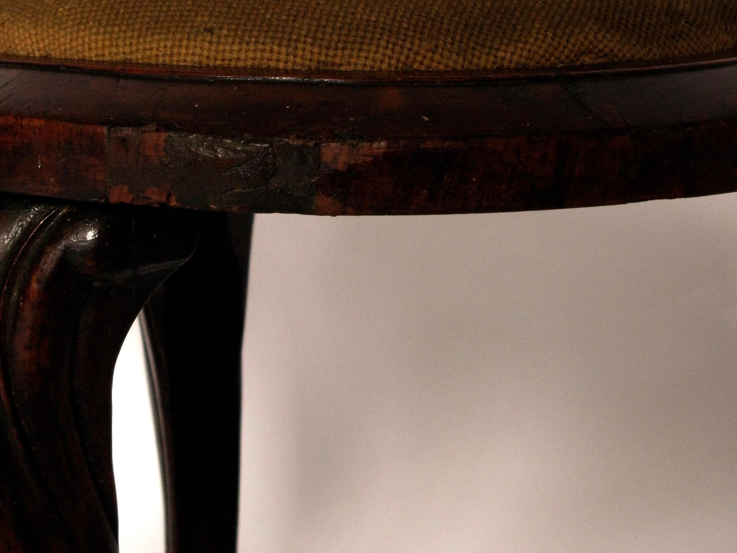 Britannique Tabouret ancien en acajou avec broderie, Angleterre, 1850-1870, style victorien