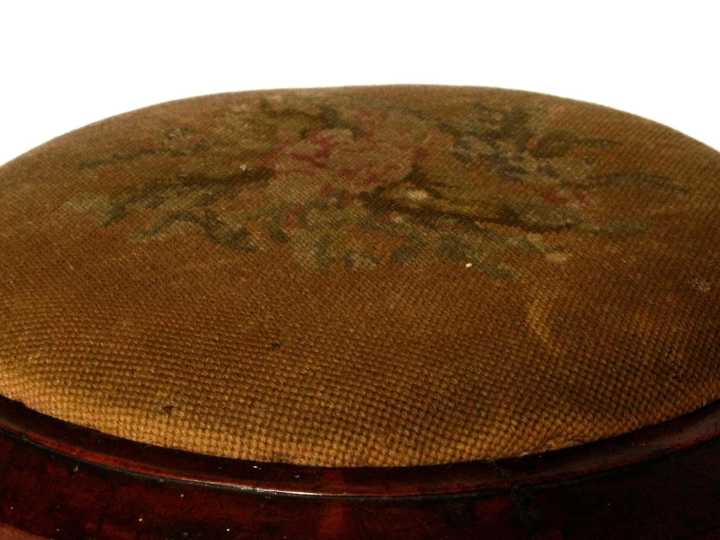 Tapisserie à l'aiguille Tabouret ancien en acajou avec broderie, Angleterre, 1850-1870, style victorien