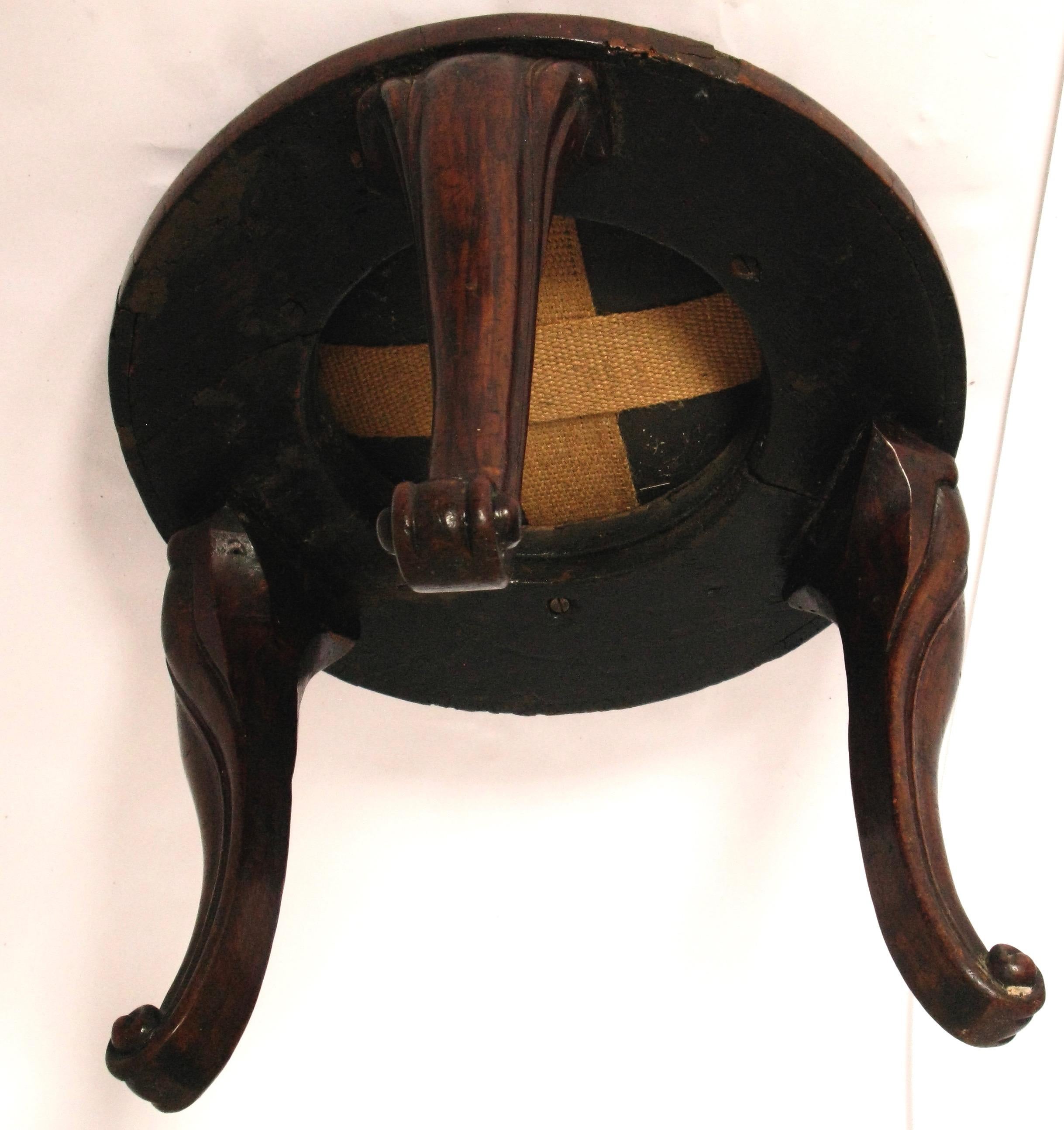Tabouret ancien en acajou avec broderie, Angleterre, 1850-1870, style victorien État moyen à South Cotswolds, GB