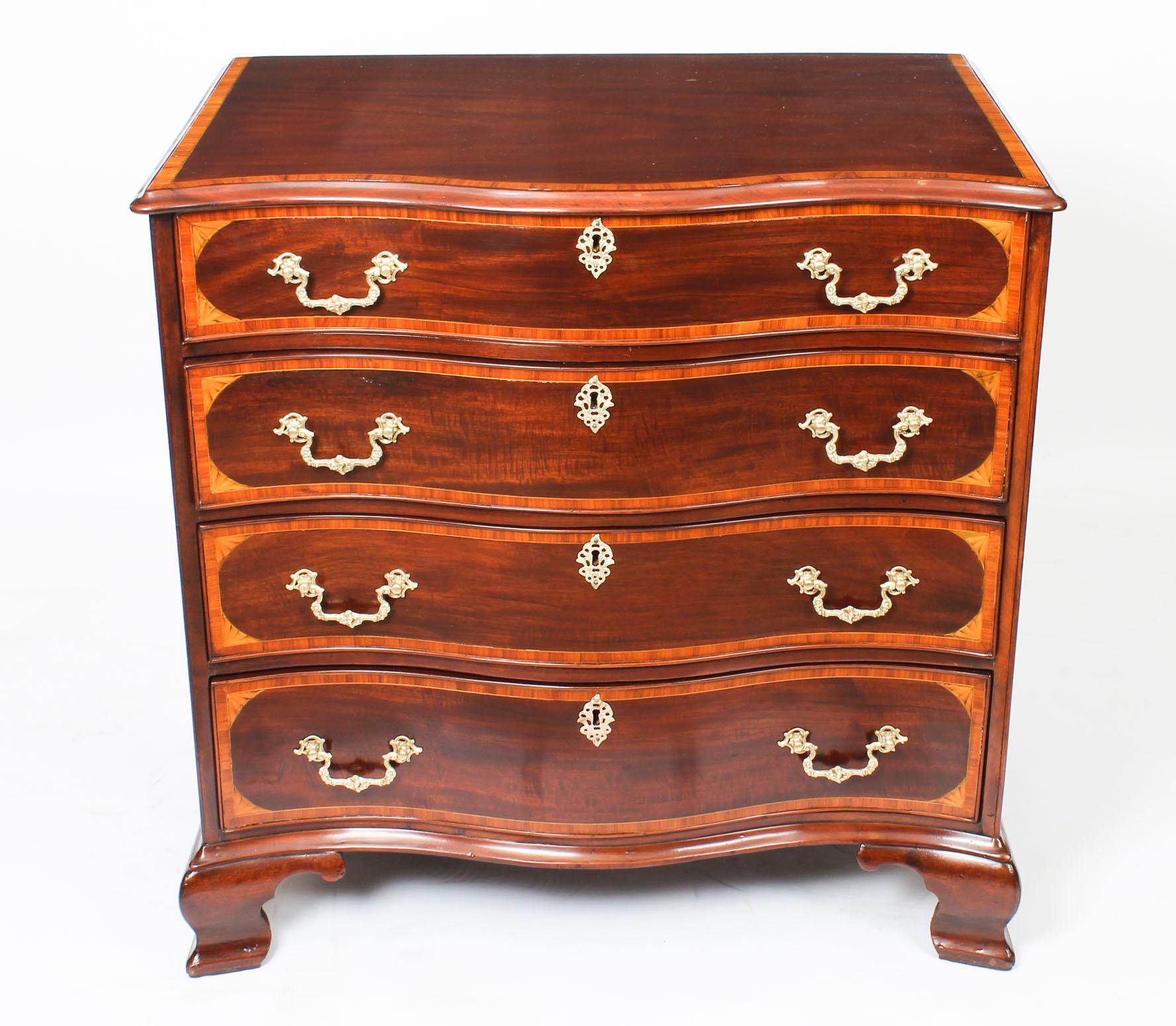 This is beautifully crafted antique George III flame mahogany serpentine fronted chest of drawers, circa 1780 in date.
 
The curvaceous serpentine chest features decorative satinwood and tulipwood banding and boxwood stringing, and is made from the