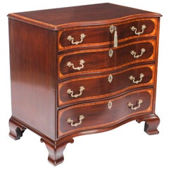 Anciennes commodes serpentines en acajou de style George III, 18ème siècle Anciennes commodes serpentines en acajou de style George III, 18ème siècle