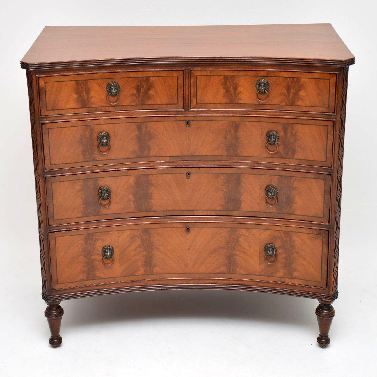 Fine quality antique mahogany chest of drawers with a concave front, in good condition & dating from circa 1910s-1920s period. Besides the concave front, it has many other lovely features. It has reeded top and bottom edge, while the front corners