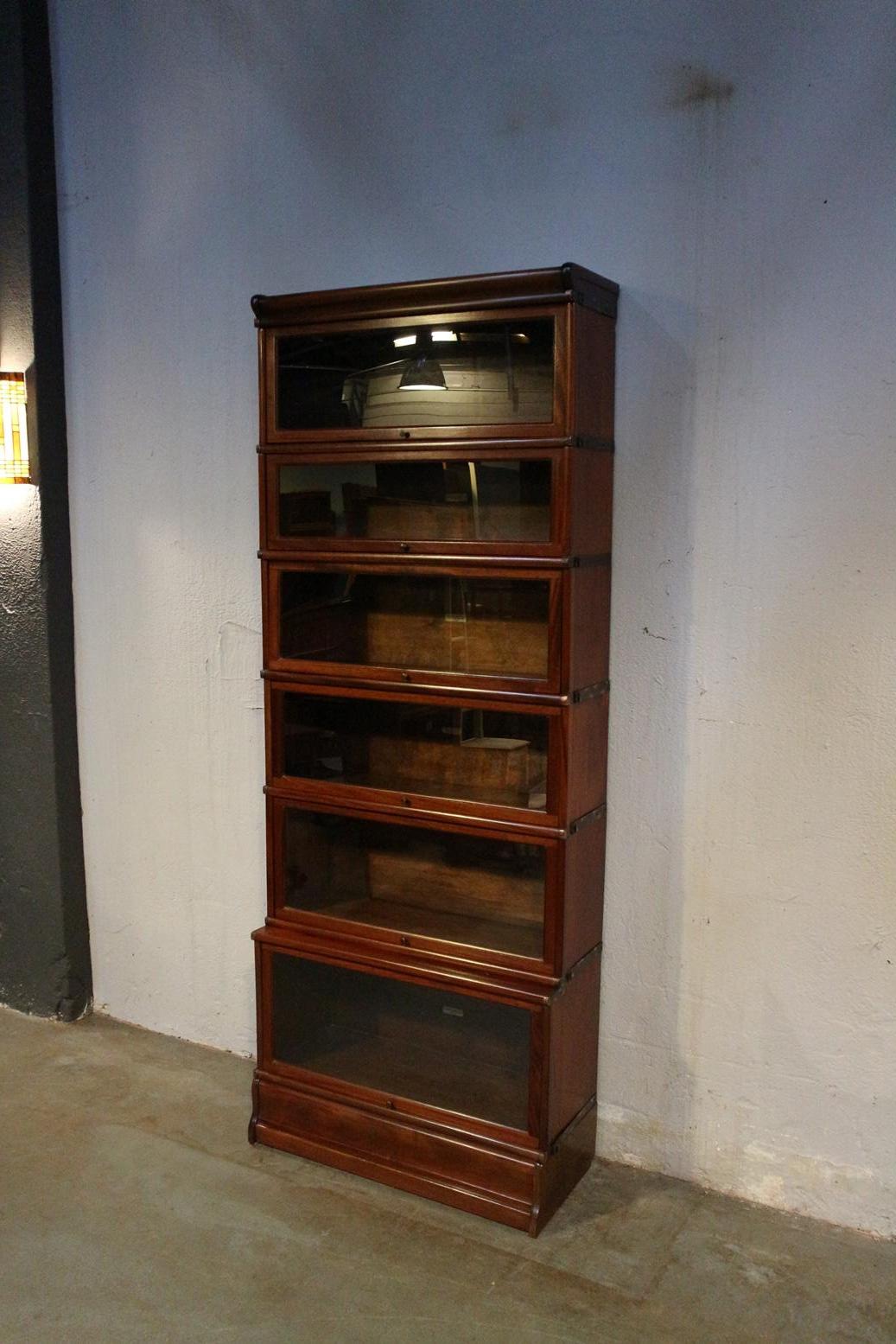 Beautiful antique mahogany Globe Wernicke bookcase in perfect condition. The cabinet consists of 6 stackable parts.
Origin: England
Period: Approx. 1900
Size 86.5cm x 29/35cm x h.224cm