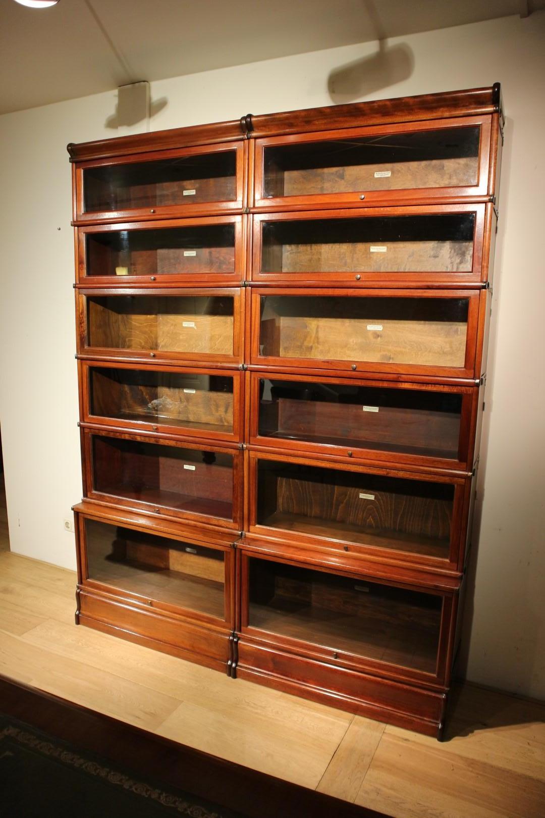 Antique mahogany Globe Wernicke bookcase In Good Condition For Sale In Eindhoven, NL