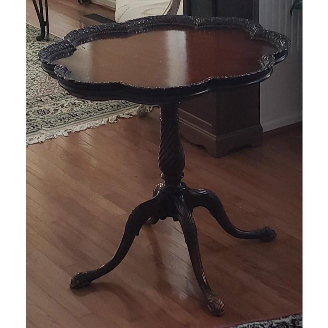 Antique mahogany piecrust tripod table / Victorian lamp table : Tripod table - antique occasional table - antique lamp table - lamp table, Tripod table
Victorian mahogany piecrust tripod table, solid top with carved piecrust edge, raised on a
