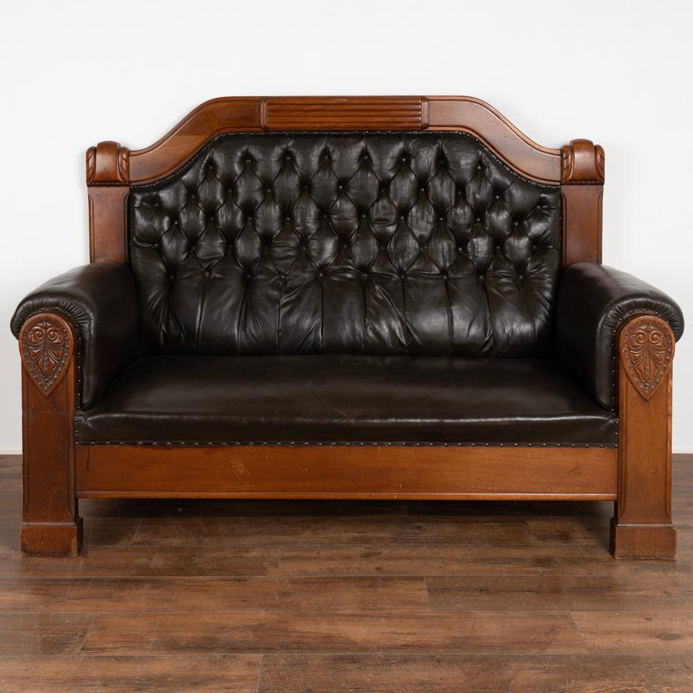 Antikes Mahagoni-Sofa mit hoher Rückenlehne, Dänemark, um 1920-40 (Chesterfield) im Angebot