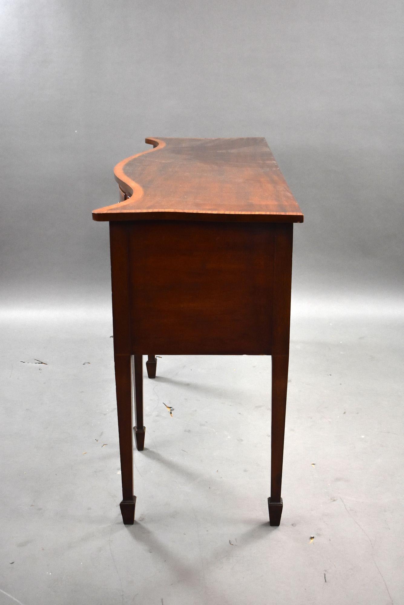 Antique Mahogany Inlaid Serpentine Sideboard In Good Condition For Sale In Chelmsford, Essex