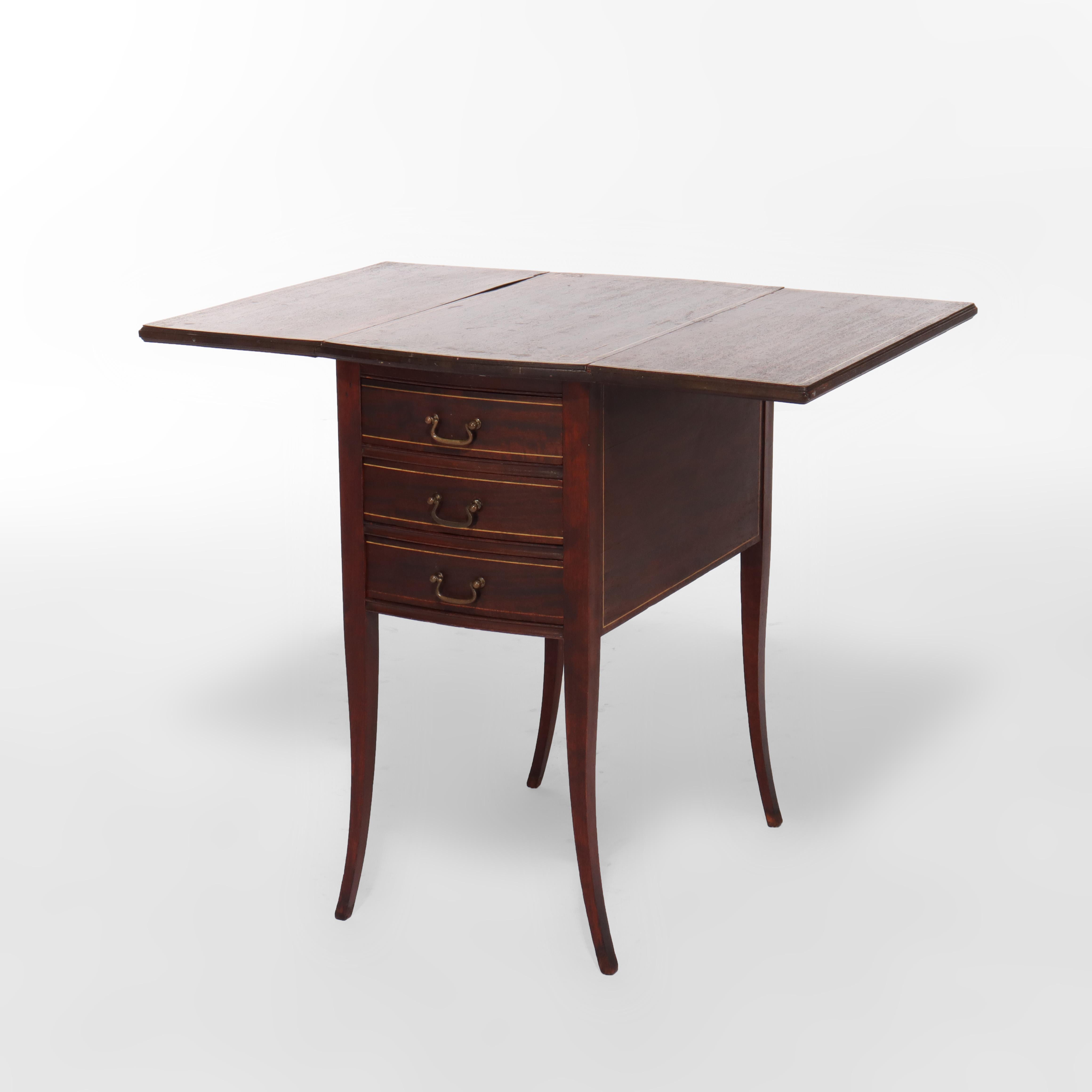 Ancien meuble de couture à 3 tiroirs en acajou et marqueterie C1920
Dimensions : 28